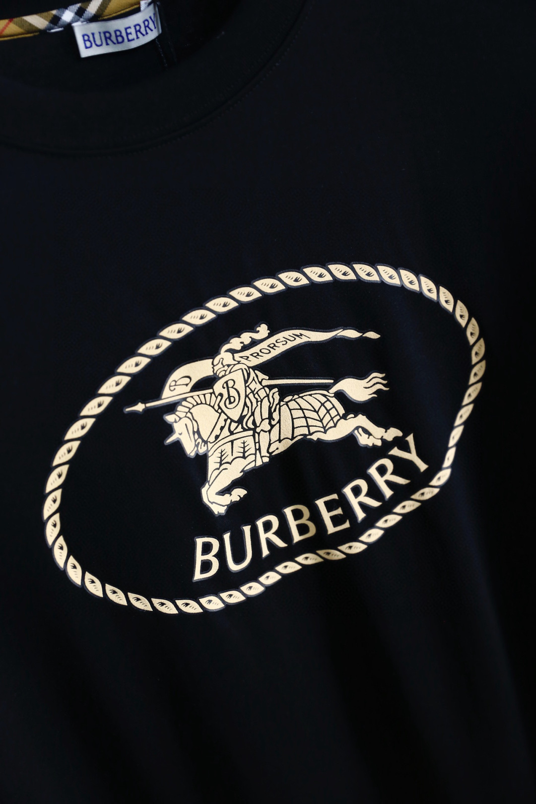 🔥巴宝丽/Burbe*ry.2026春夏新品！经典男士圆领短袖版型，利落剪裁贴合身形，日常穿着无束缚感。