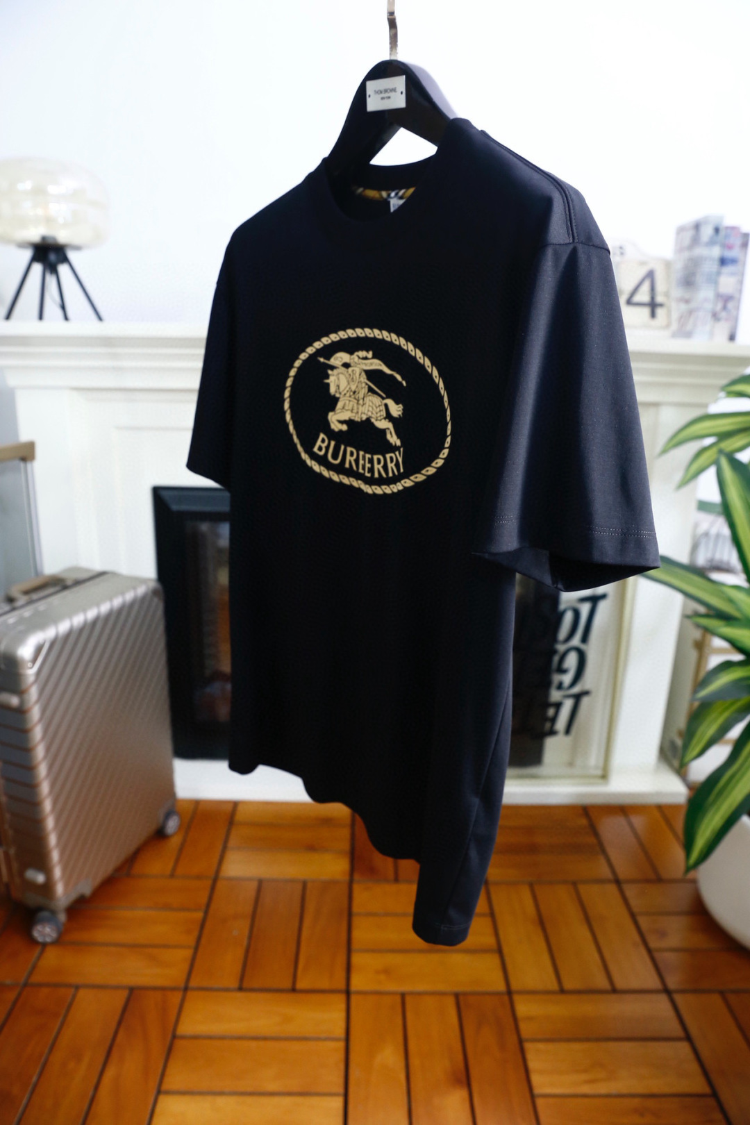 🔥巴宝丽/Burbe*ry.2026春夏新品！经典男士圆领短袖版型，利落剪裁贴合身形，日常穿着无束缚感。