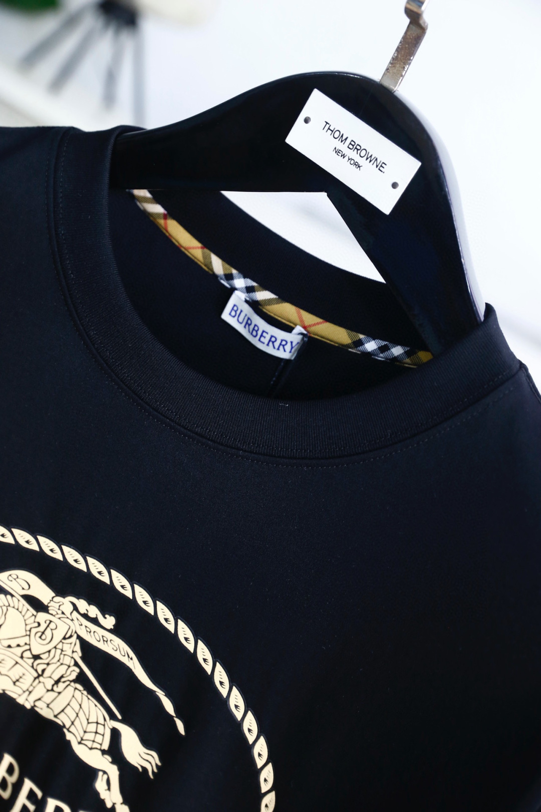 🔥巴宝丽/Burbe*ry.2026春夏新品！经典男士圆领短袖版型，利落剪裁贴合身形，日常穿着无束缚感。