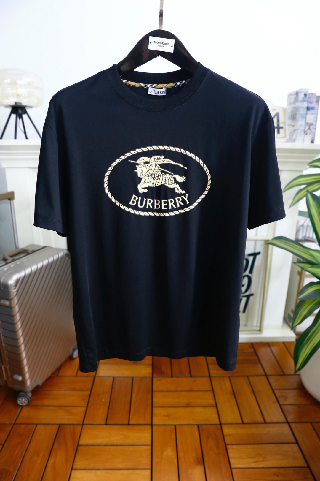 🔥巴宝丽/Burbe*ry.2026春夏新品！经典男士圆领短袖版型，利落剪裁贴合身形，日常穿着无束缚感。