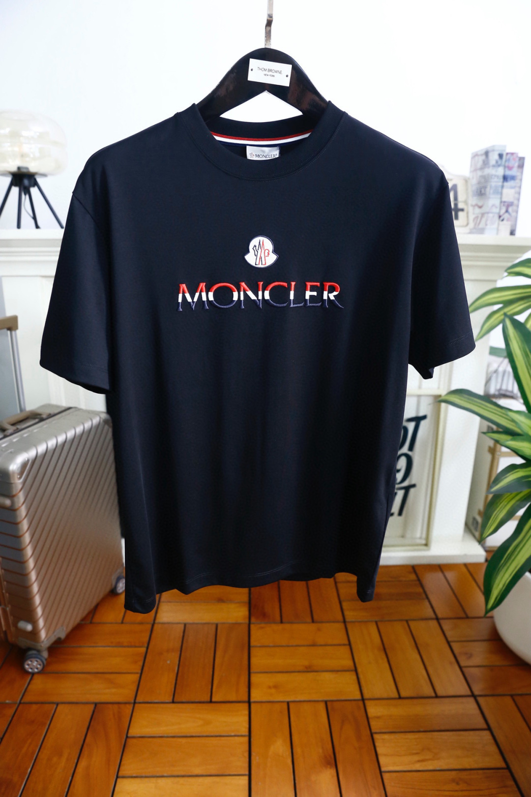 🔥蒙口/Mo*cler.2026春夏新品！男士经典圆领短袖版型，利落剪裁贴合身形，日常穿着舒适无束缚。前