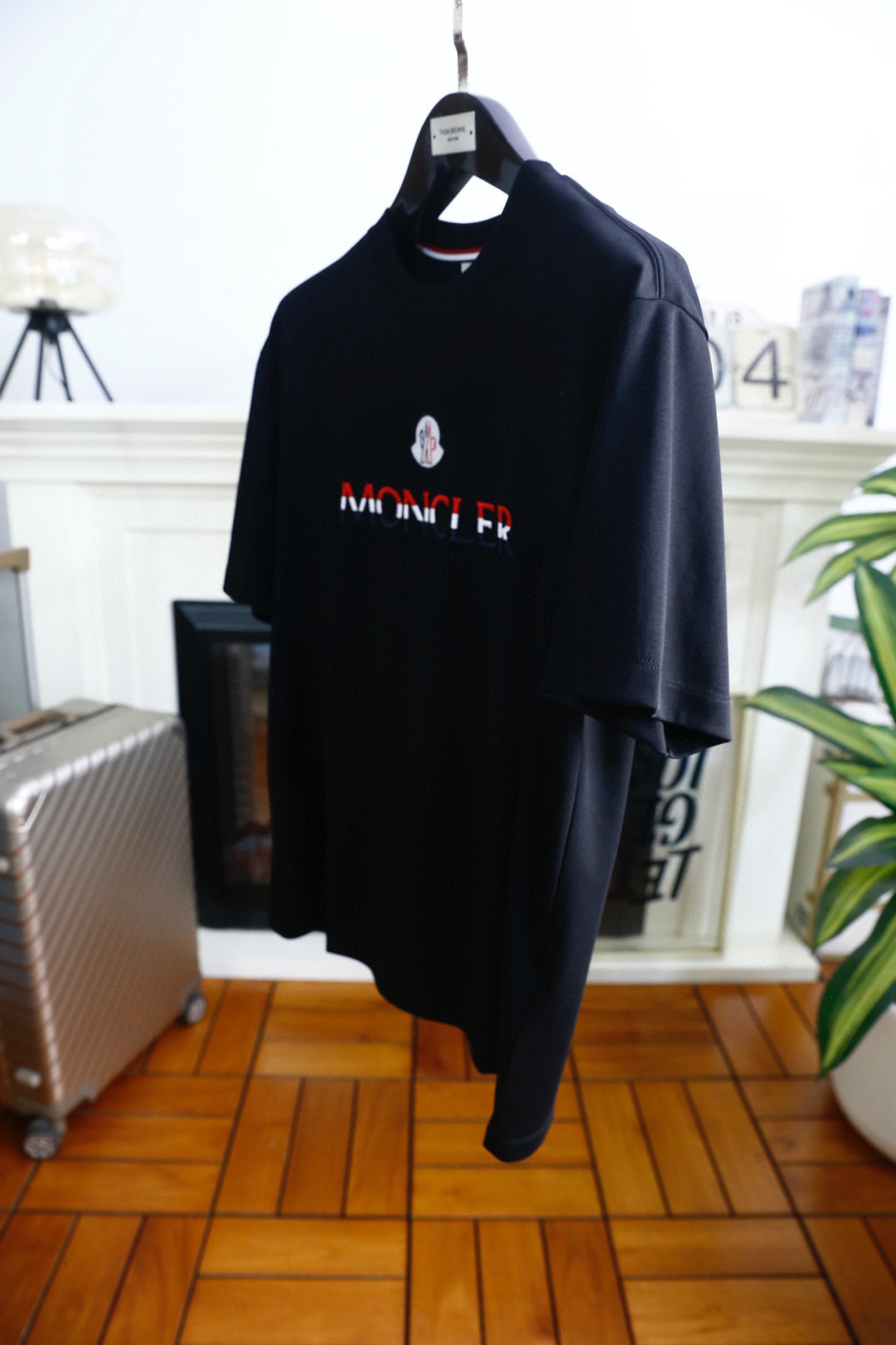 🔥蒙口/Mo*cler.2026春夏新品！男士经典圆领短袖版型，利落剪裁贴合身形，日常穿着舒适无束缚。前