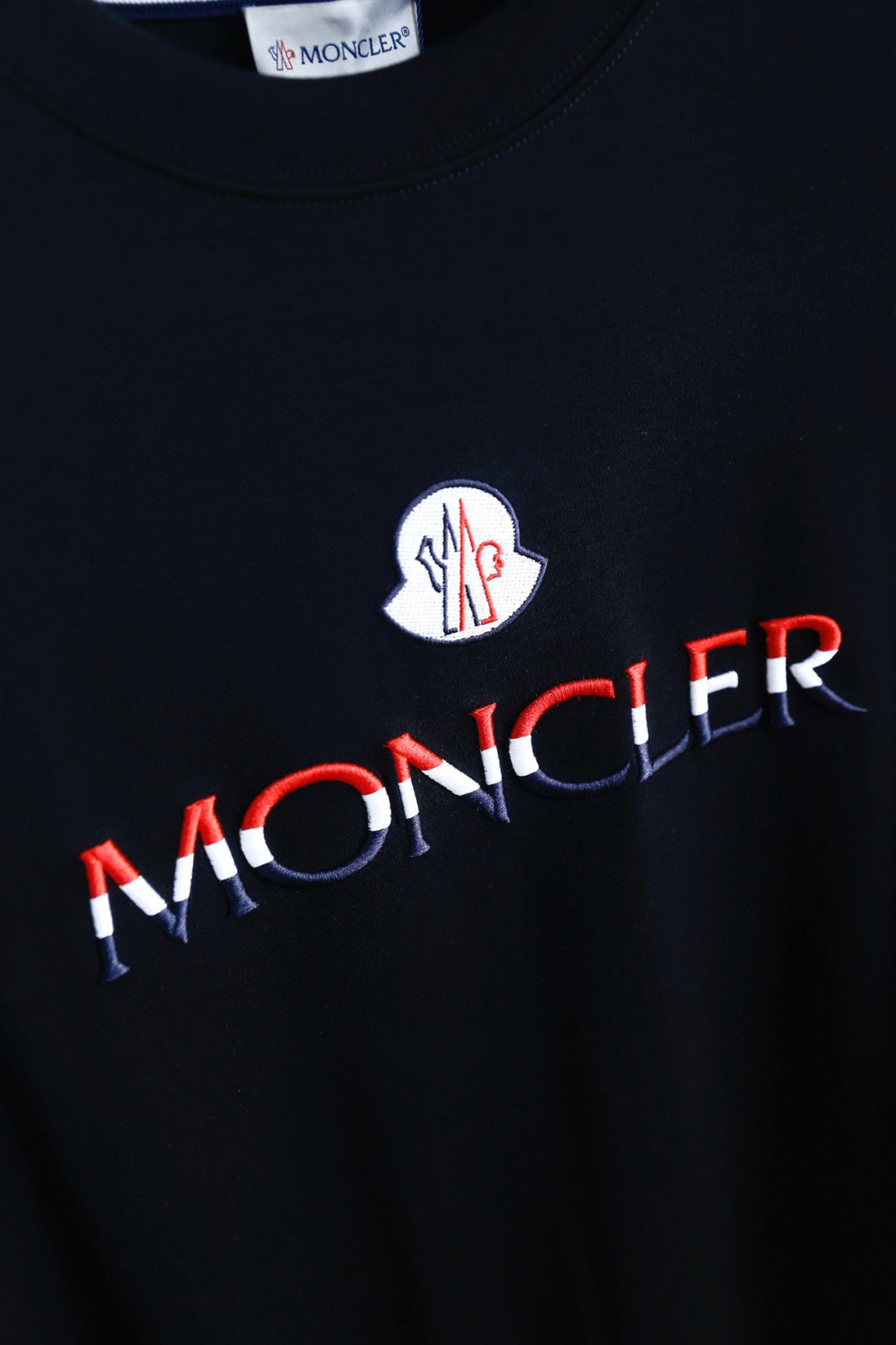 🔥蒙口/Mo*cler.2026春夏新品！男士经典圆领短袖版型，利落剪裁贴合身形，日常穿着舒适无束缚。前