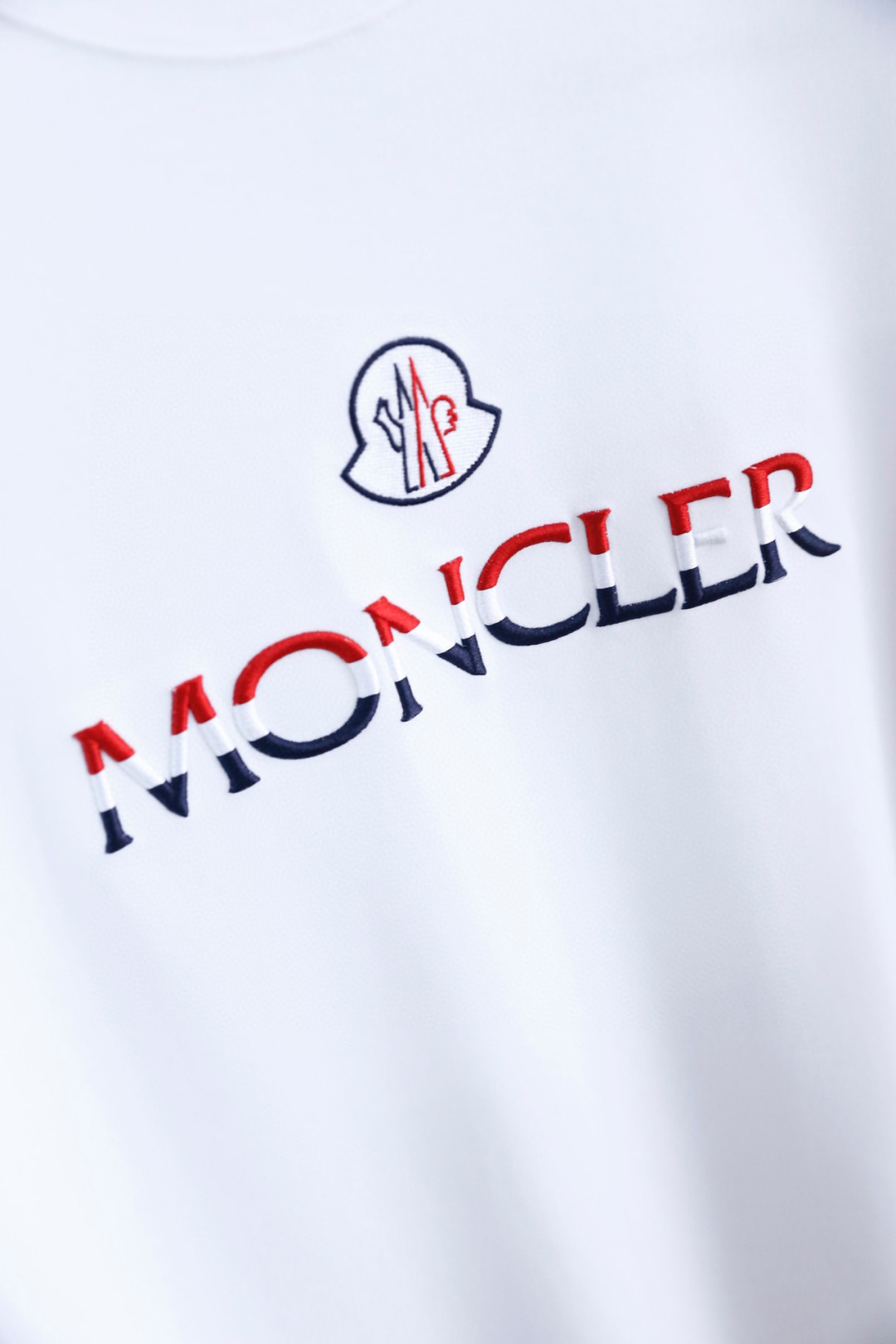 🔥蒙口/Mo*cler.2026春夏新品！男士经典圆领短袖版型，利落剪裁贴合身形，日常穿着舒适无束缚。前