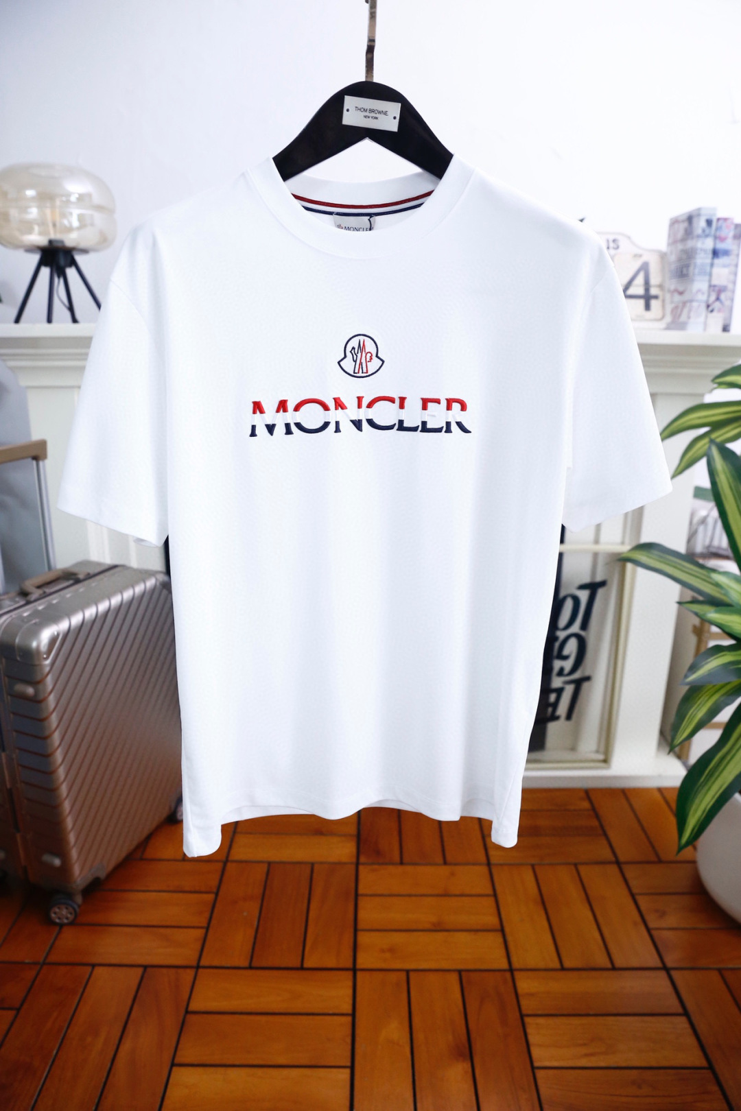 🔥蒙口/Mo*cler.2026春夏新品！男士经典圆领短袖版型，利落剪裁贴合身形，日常穿着舒适无束缚。前