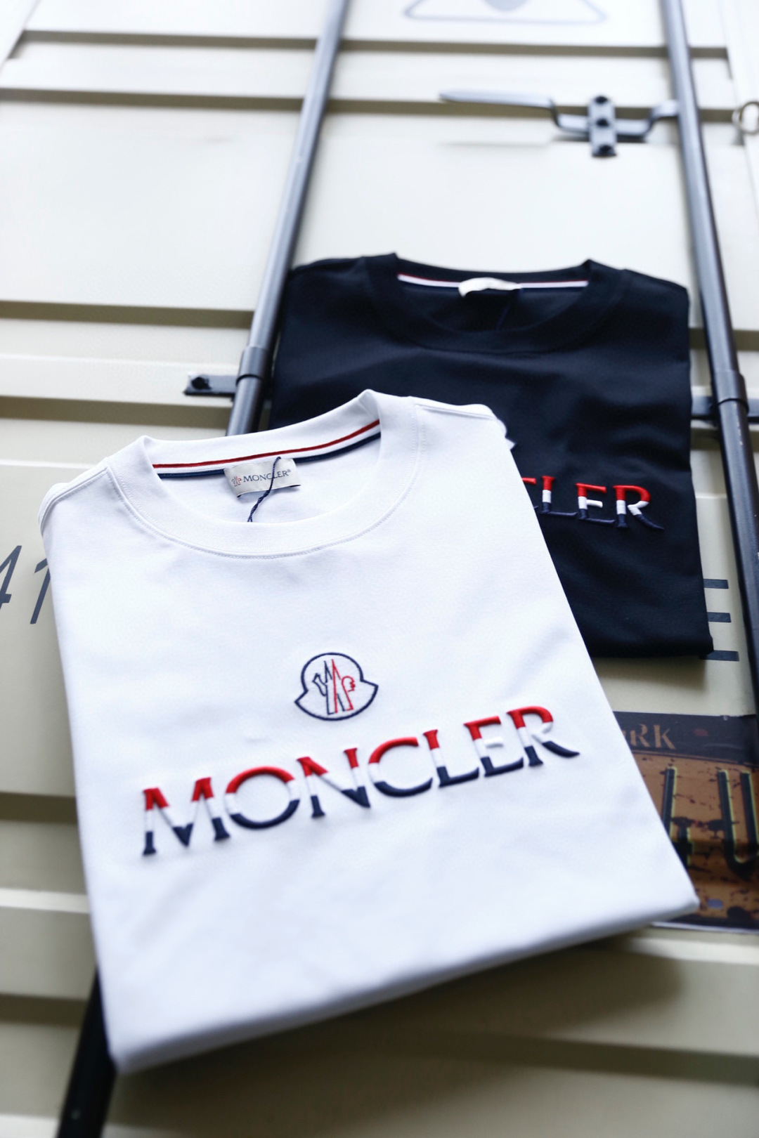 🔥蒙口/Mo*cler.2026春夏新品！男士经典圆领短袖版型，利落剪裁贴合身形，日常穿着舒适无束缚。前