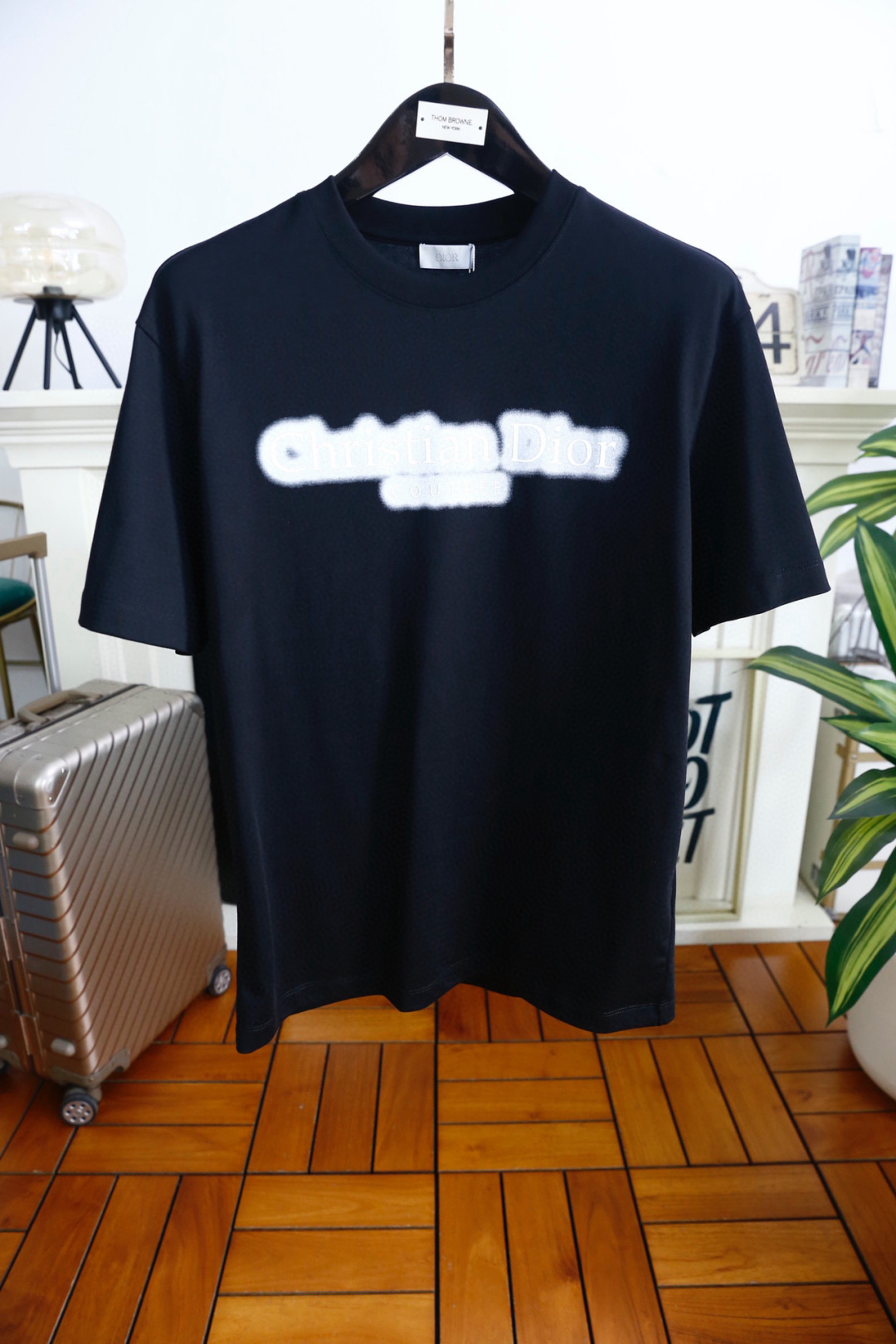 🔥迪奥/Di*r.2026春夏新品！时尚男士经典圆领短袖版型，利落剪裁贴合身形，日常穿着舒适无束缚。前襟