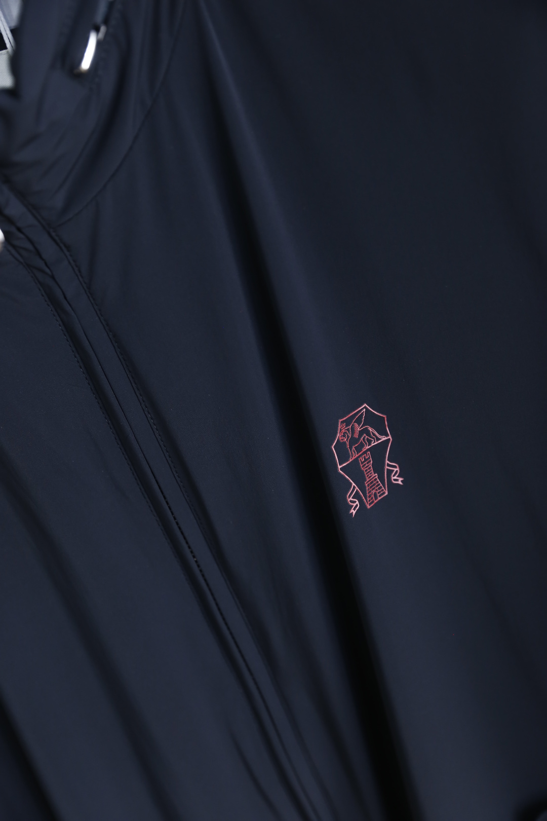 🔥bc.2026春季新品🆕时尚男士立领夹克以利落剪裁塑造干练版型，全拉链开合搭配领口可调节细节，兼顾实用