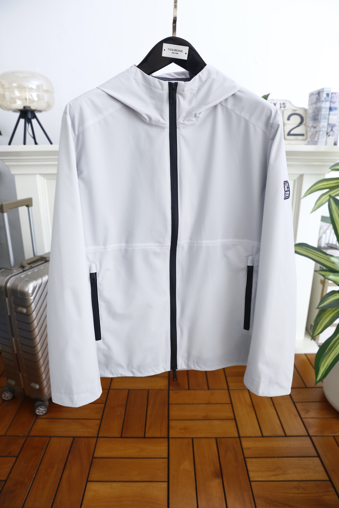 🔥杰尼亚.2026春季新品🆕男士时尚连帽夹克以一体式连帽设计打造休闲随性的视觉效果，全拉链开合搭配撞色拉