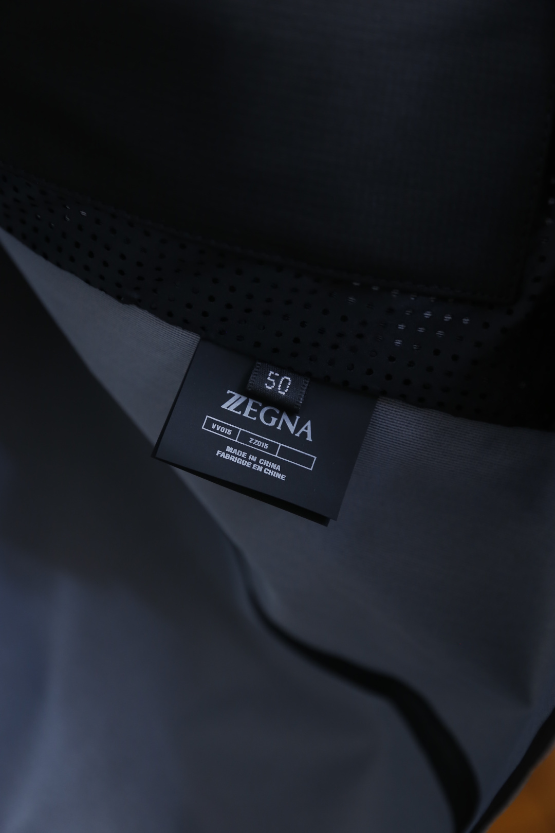 🔥杰尼亚.2026春季新品🆕男士时尚连帽夹克以一体式连帽设计打造休闲随性的视觉效果，全拉链开合搭配撞色拉