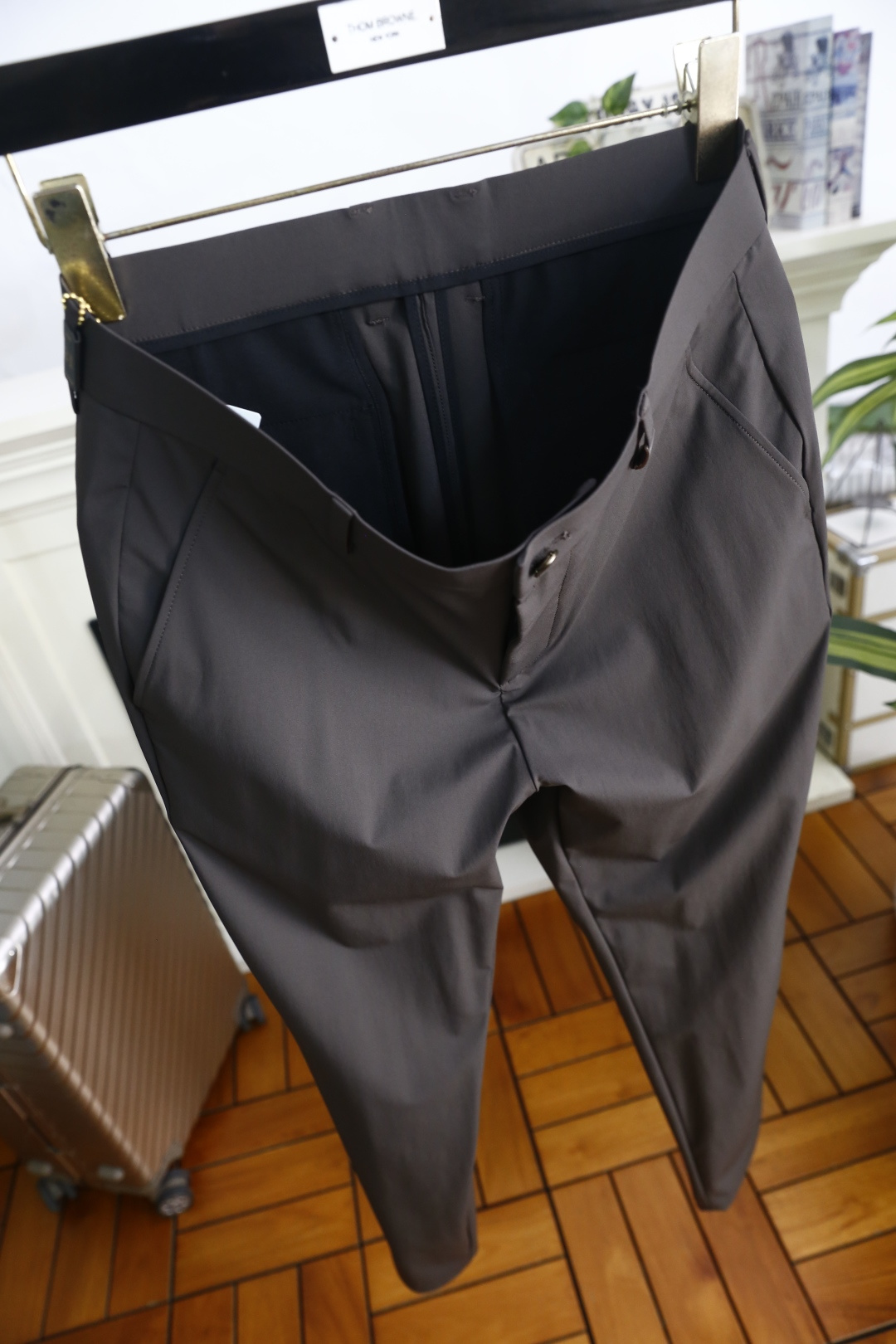 🔥迪奥.26夏季新品！时尚男士百搭休闲西裤采用利落锥形剪裁，线条流畅利落，贴合身形又不显紧绷。舒适透气锦