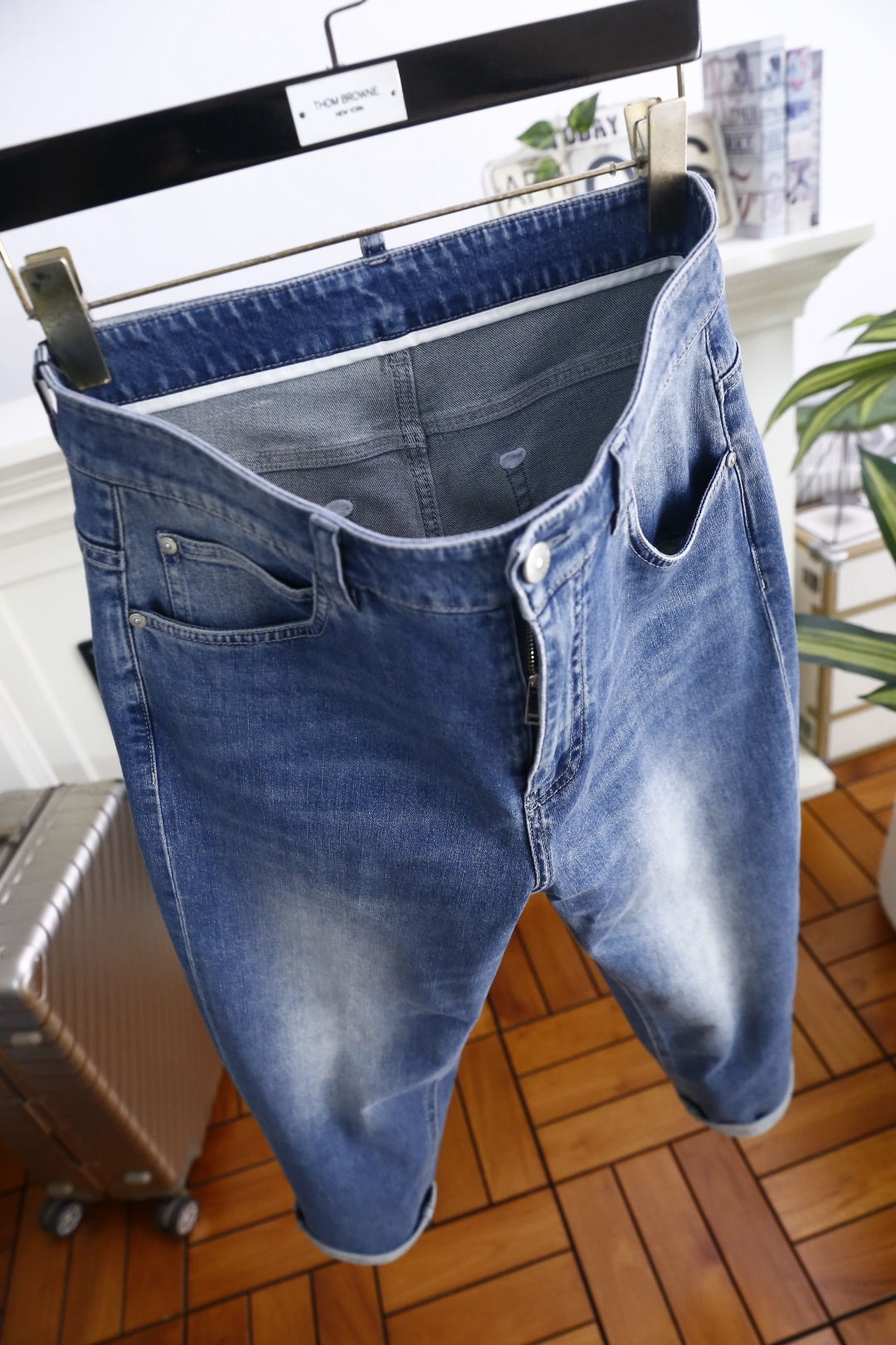 🔥古驰.26夏季新品！时尚潮流百搭男士牛仔裤采用经典直筒版型，线条利落，裤脚可翻边设计，轻松打造随性造型