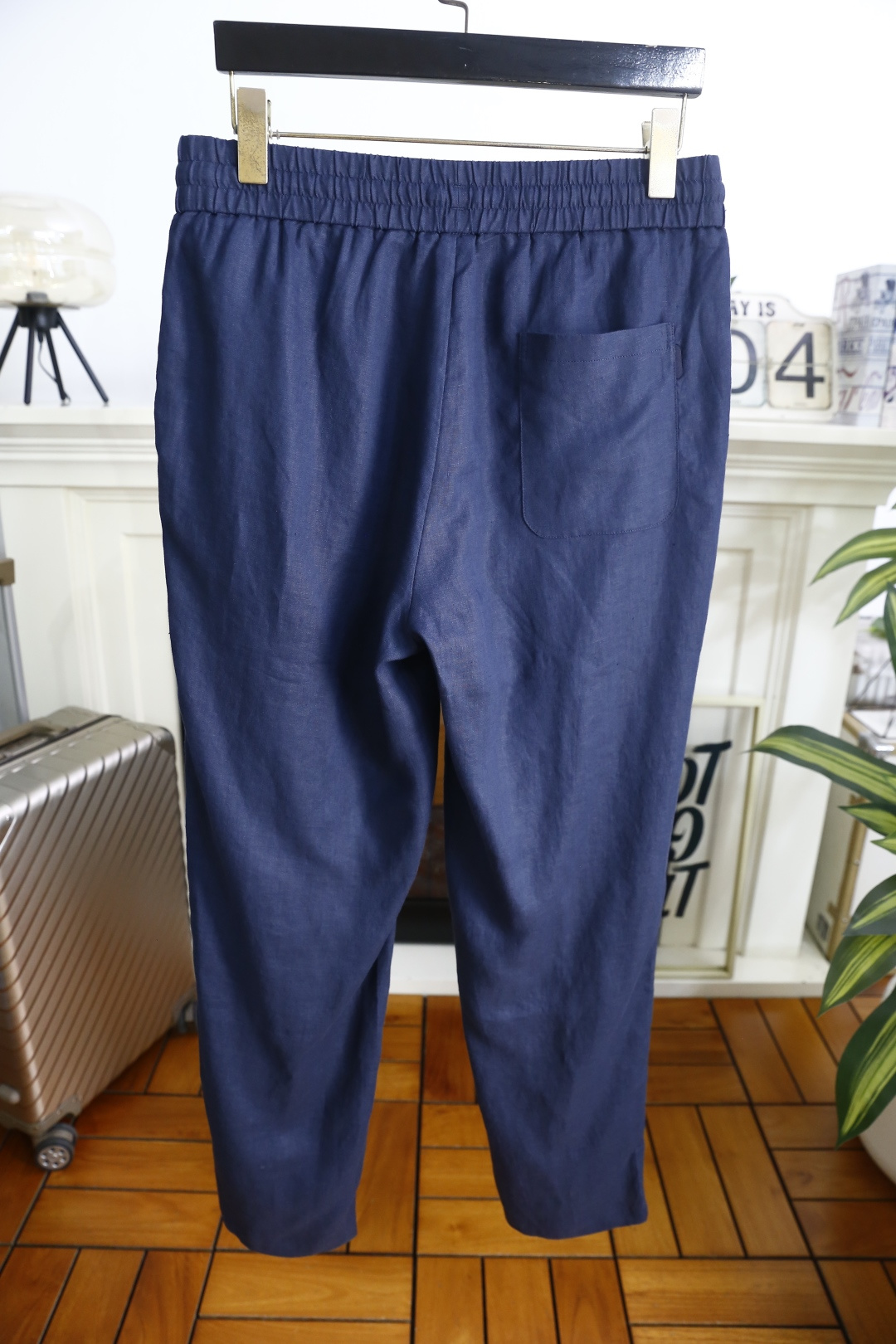 🔥loro Piana.26春夏新品！时尚男士薄款休闲长裤采用松紧腰搭配抽绳设计，穿脱便捷且能自由调节贴