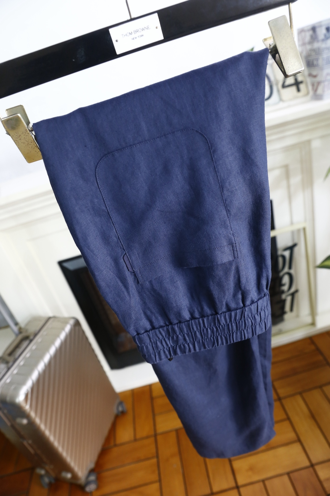 🔥loro Piana.26春夏新品！时尚男士薄款休闲长裤采用松紧腰搭配抽绳设计，穿脱便捷且能自由调节贴