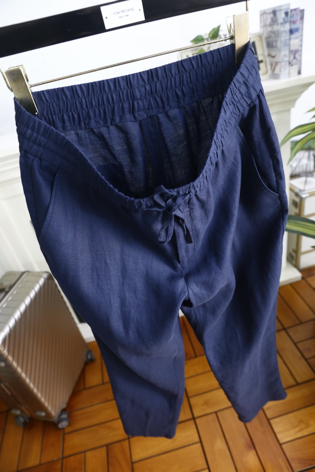 🔥loro Piana.26春夏新品！时尚男士薄款休闲长裤采用松紧腰搭配抽绳设计，穿脱便捷且能自由调节贴