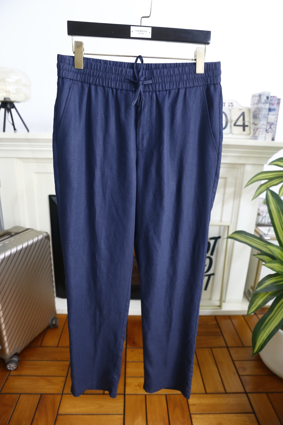 🔥loro Piana.26春夏新品！时尚男士薄款休闲长裤采用松紧腰搭配抽绳设计，穿脱便捷且能自由调节贴