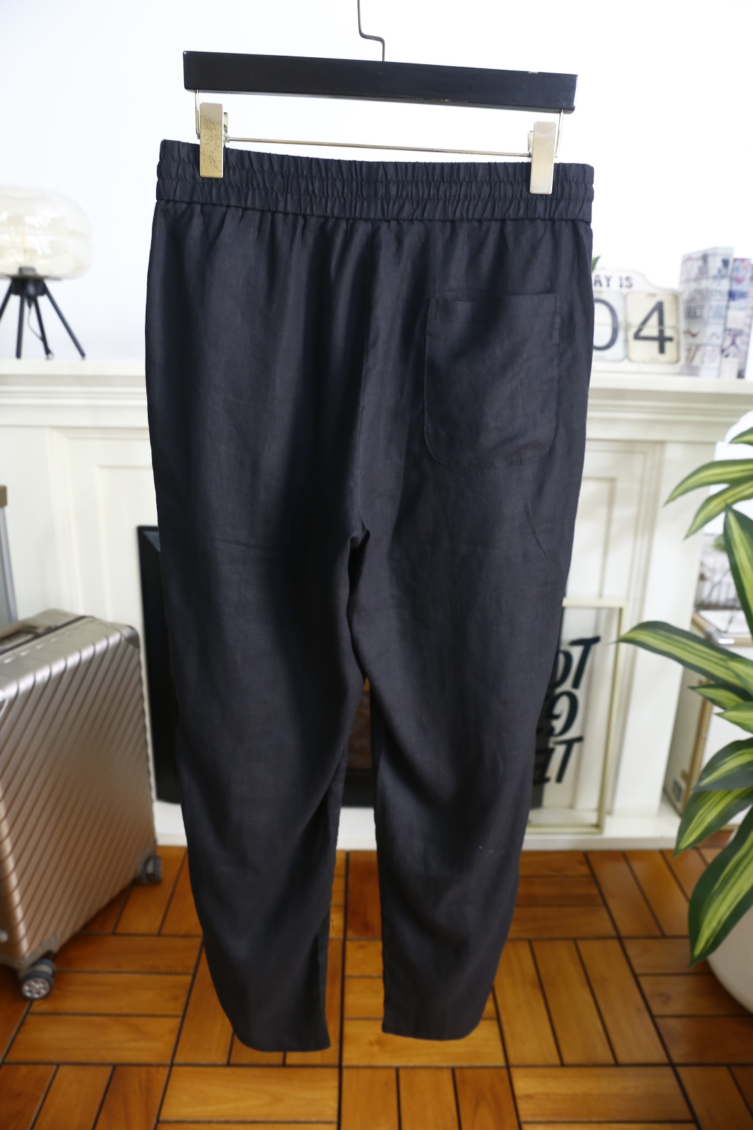 🔥loro Piana.26春夏新品！时尚男士薄款休闲长裤采用松紧腰搭配抽绳设计，穿脱便捷且能自由调节贴