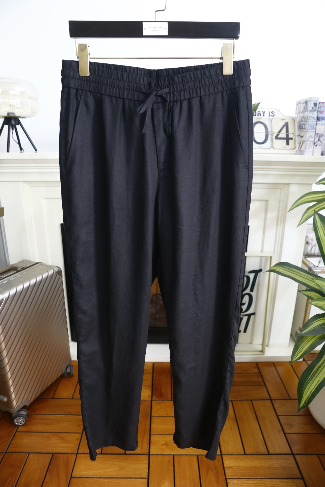 🔥loro Piana.26春夏新品！时尚男士薄款休闲长裤采用松紧腰搭配抽绳设计，穿脱便捷且能自由调节贴