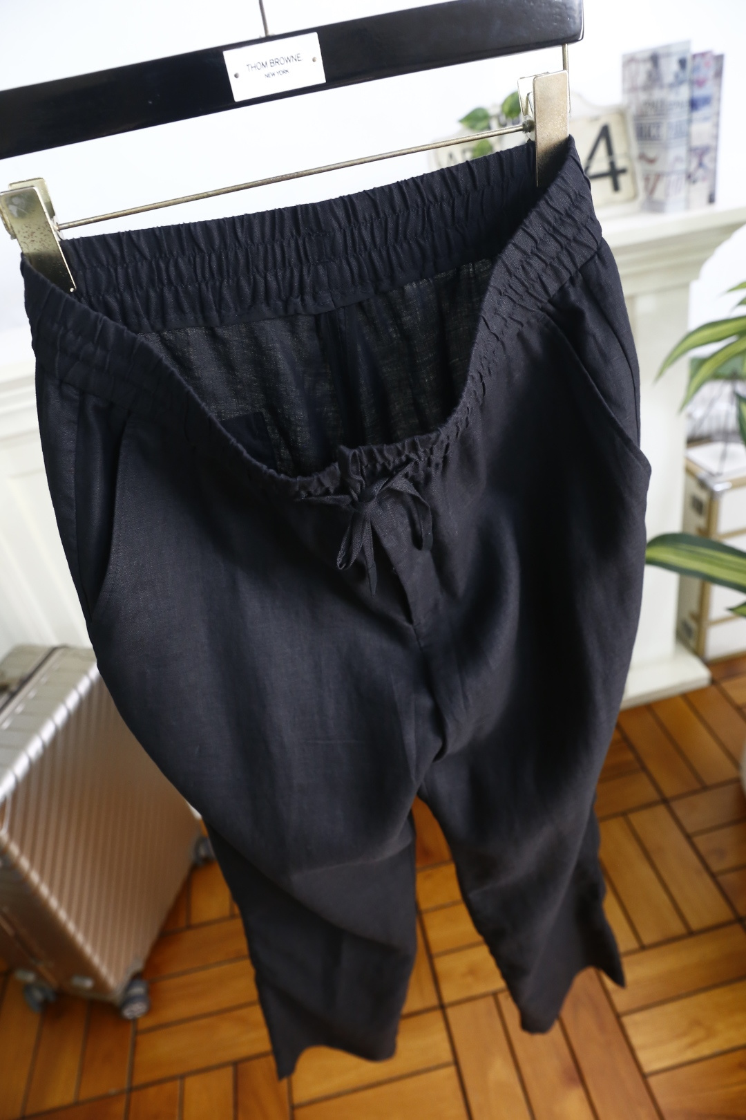 🔥loro Piana.26春夏新品！时尚男士薄款休闲长裤采用松紧腰搭配抽绳设计，穿脱便捷且能自由调节贴
