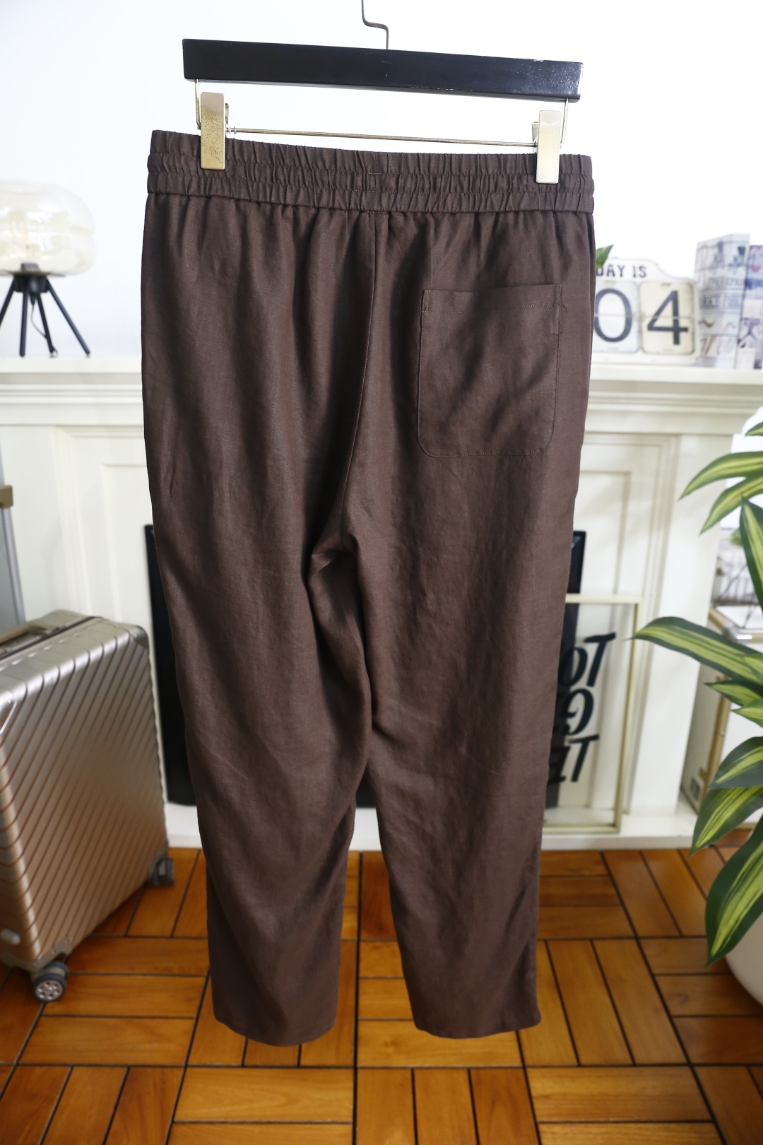 🔥loro Piana.26春夏新品！时尚男士薄款休闲长裤采用松紧腰搭配抽绳设计，穿脱便捷且能自由调节贴