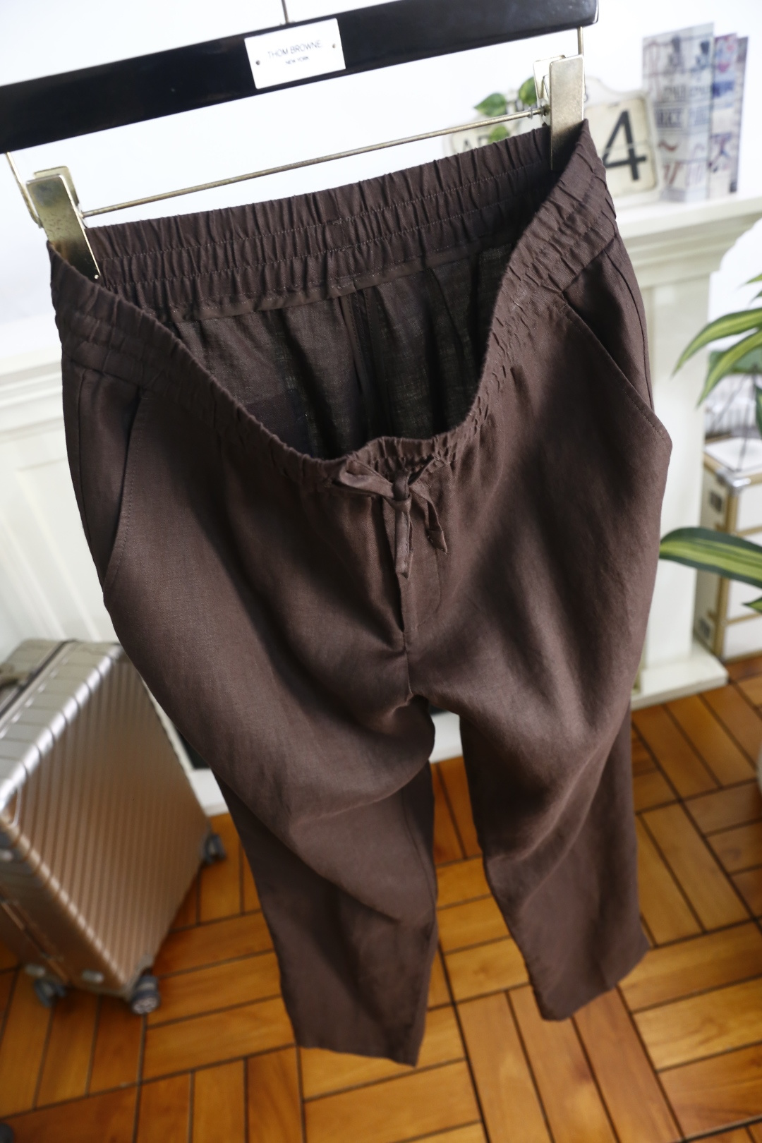 🔥loro Piana.26春夏新品！时尚男士薄款休闲长裤采用松紧腰搭配抽绳设计，穿脱便捷且能自由调节贴