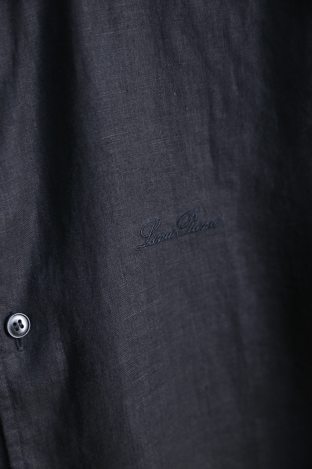 🔥loro Piana.26春夏新品！时尚男士百分百麻棉长袖衬衫采用经典翻领设计，搭配整齐的门襟纽扣，利