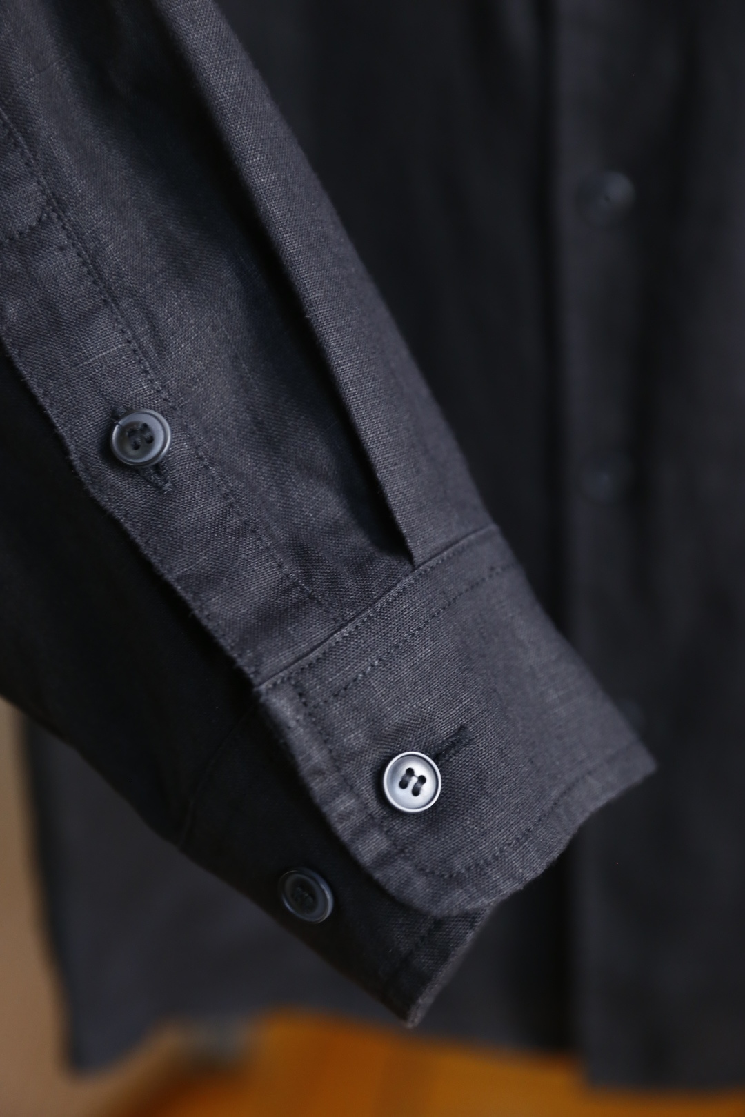 🔥loro Piana.26春夏新品！时尚男士百分百麻棉长袖衬衫采用经典翻领设计，搭配整齐的门襟纽扣，利