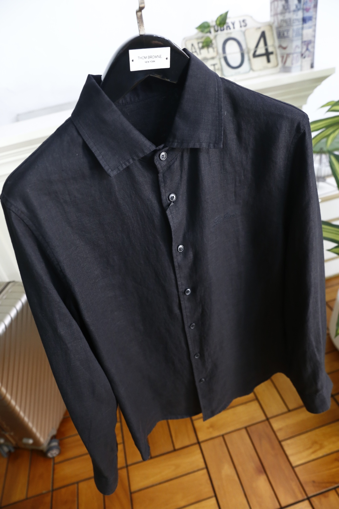 🔥loro Piana.26春夏新品！时尚男士百分百麻棉长袖衬衫采用经典翻领设计，搭配整齐的门襟纽扣，利
