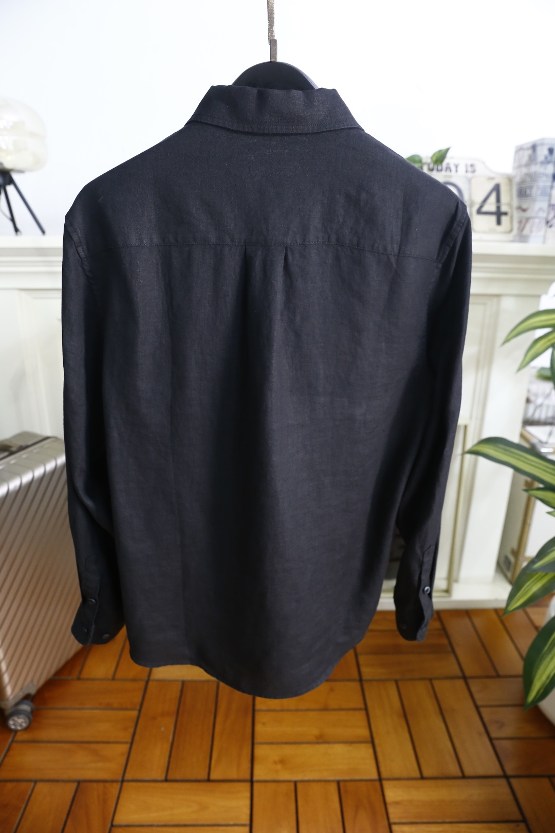 🔥loro Piana.26春夏新品！时尚男士百分百麻棉长袖衬衫采用经典翻领设计，搭配整齐的门襟纽扣，利