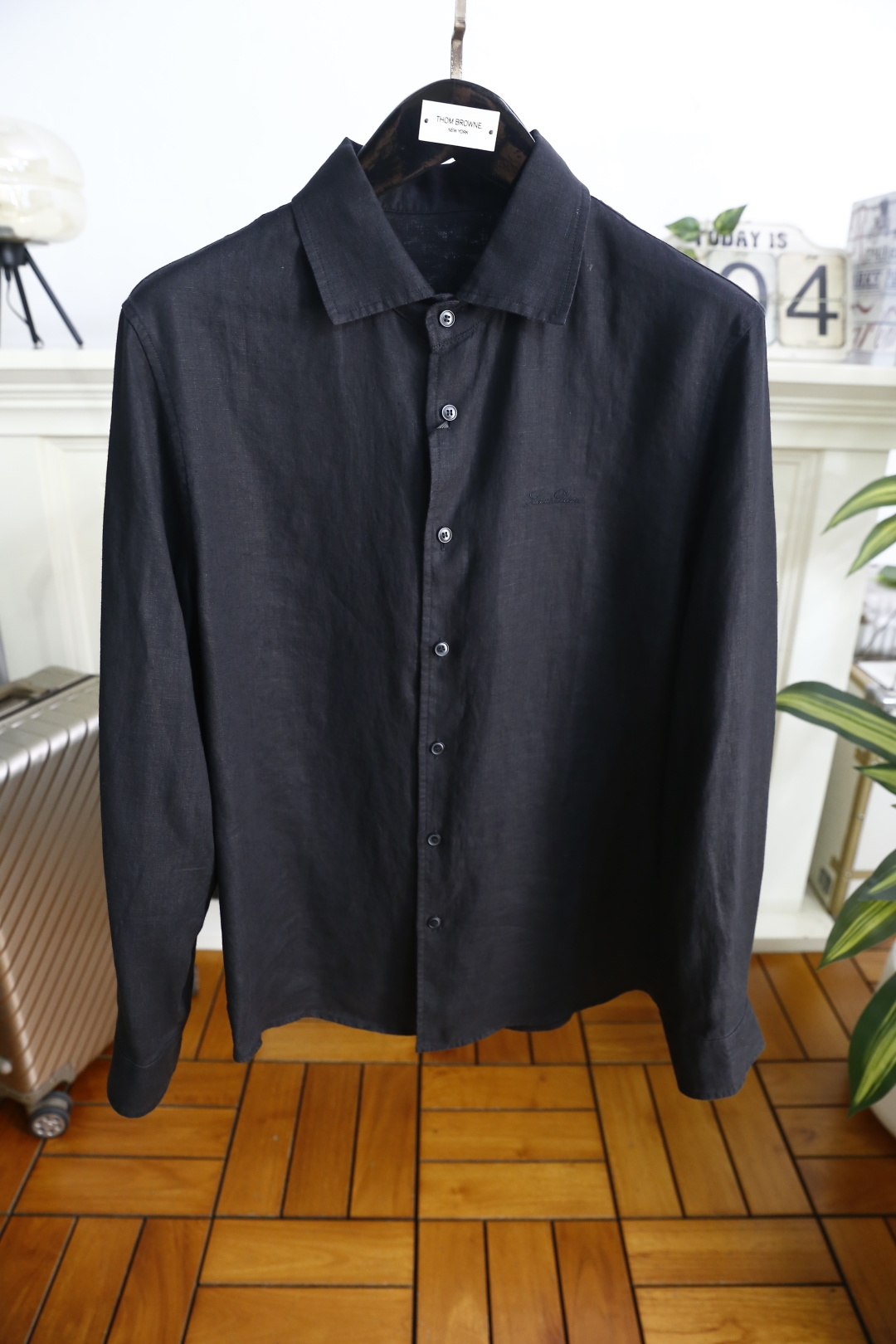 🔥loro Piana.26春夏新品！时尚男士百分百麻棉长袖衬衫采用经典翻领设计，搭配整齐的门襟纽扣，利