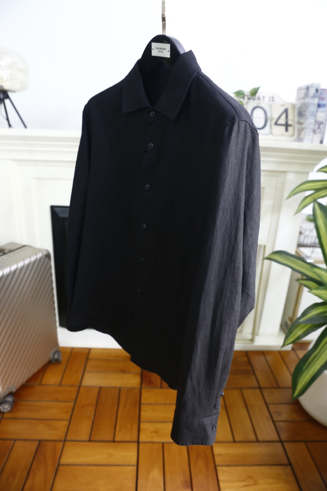 🔥loro Piana.26春夏新品！时尚男士百分百麻棉长袖衬衫采用经典翻领设计，搭配整齐的门襟纽扣，利