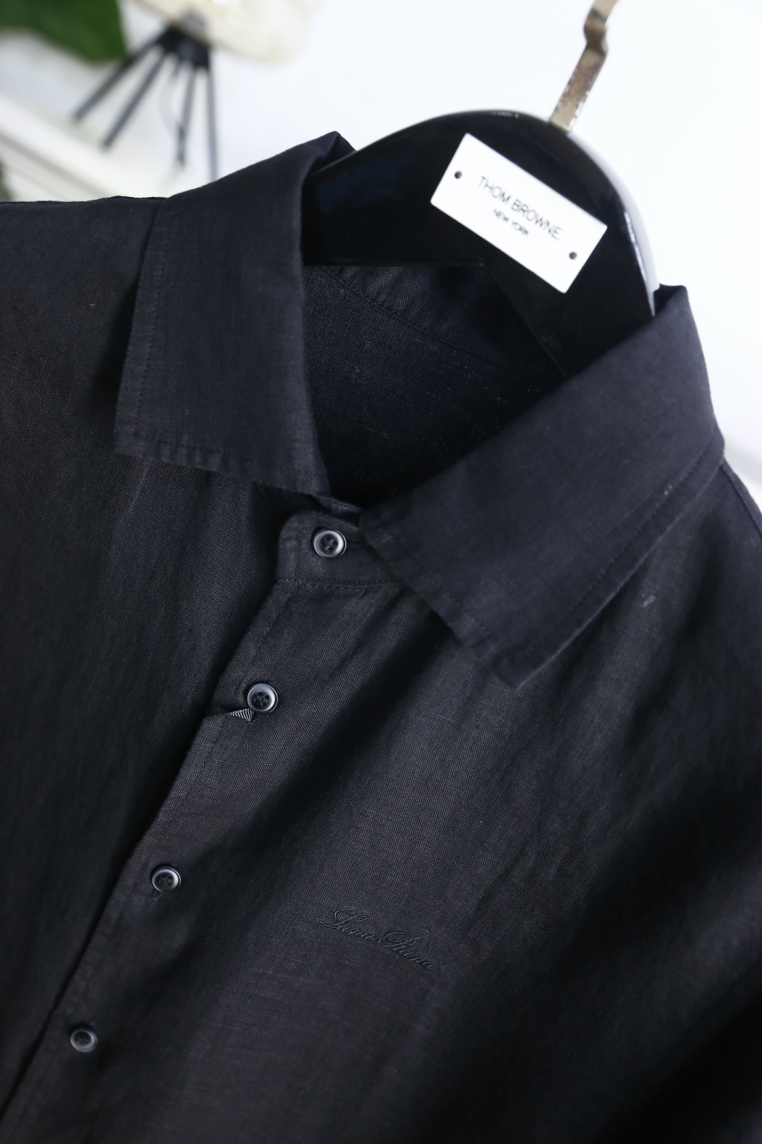 🔥loro Piana.26春夏新品！时尚男士百分百麻棉长袖衬衫采用经典翻领设计，搭配整齐的门襟纽扣，利