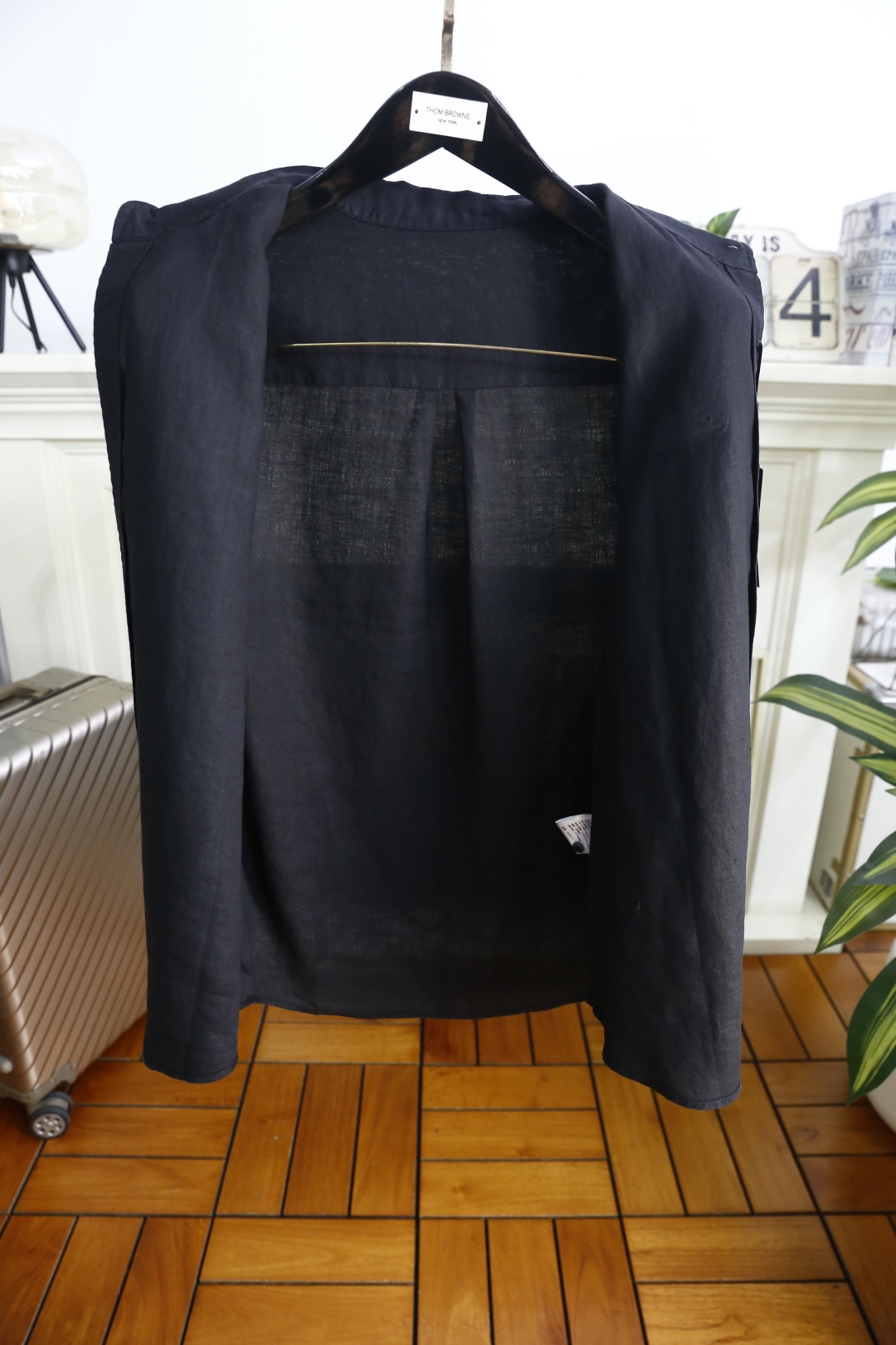 🔥loro Piana.26春夏新品！时尚男士百分百麻棉长袖衬衫采用经典翻领设计，搭配整齐的门襟纽扣，利