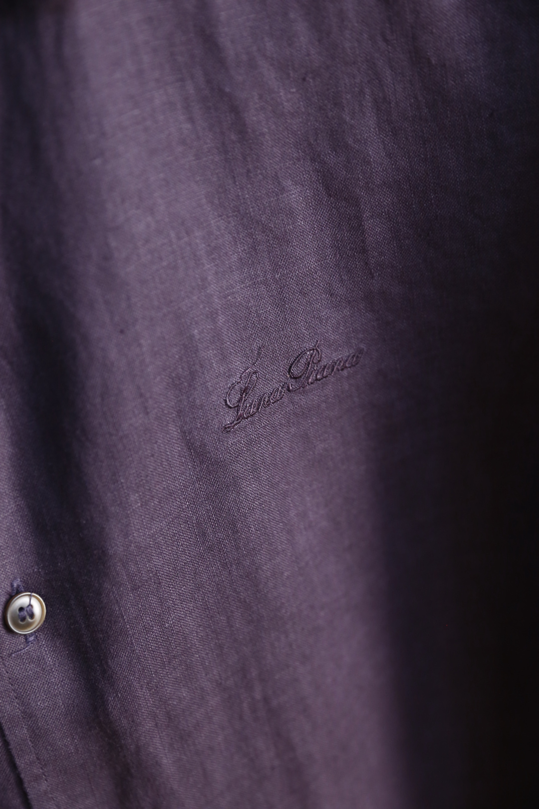 🔥loro Piana.26春夏新品！时尚男士百分百麻棉长袖衬衫采用经典翻领设计，搭配整齐的门襟纽扣，利