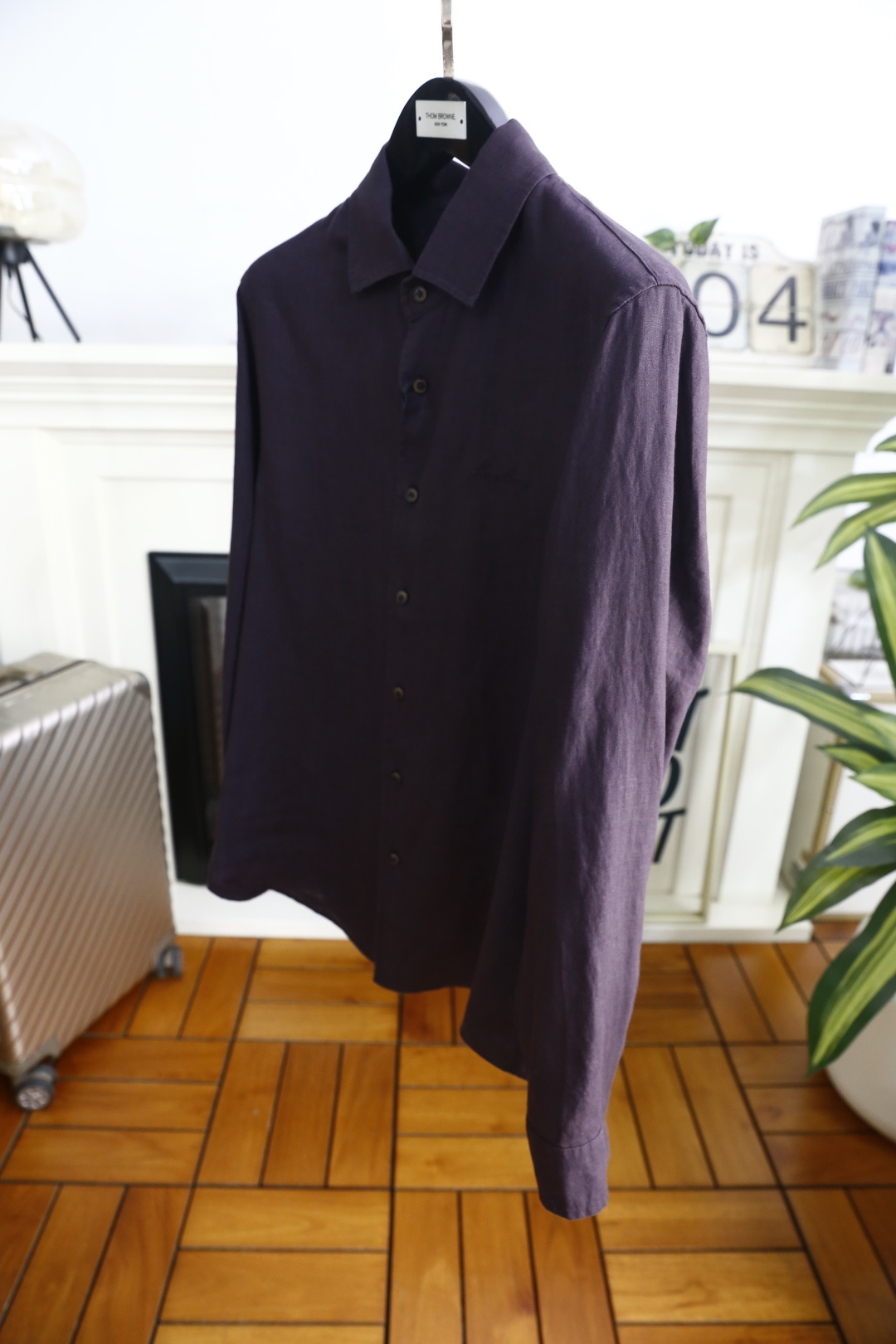 🔥loro Piana.26春夏新品！时尚男士百分百麻棉长袖衬衫采用经典翻领设计，搭配整齐的门襟纽扣，利