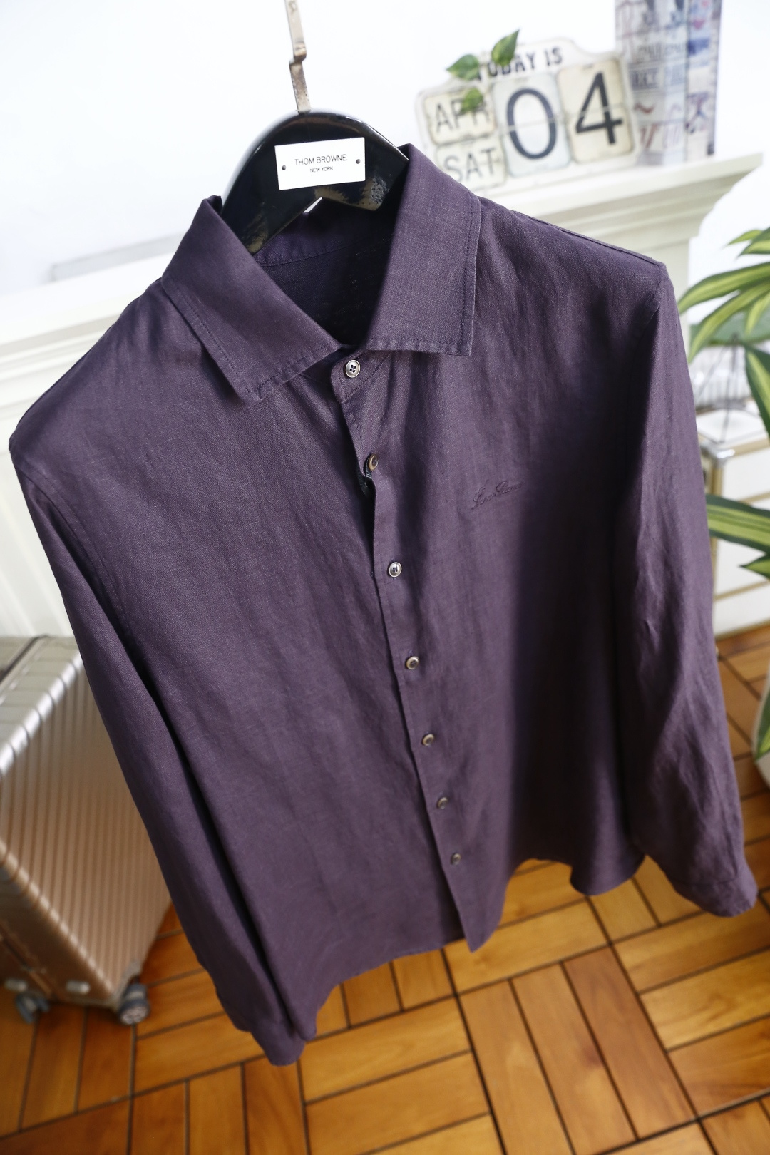 🔥loro Piana.26春夏新品！时尚男士百分百麻棉长袖衬衫采用经典翻领设计，搭配整齐的门襟纽扣，利