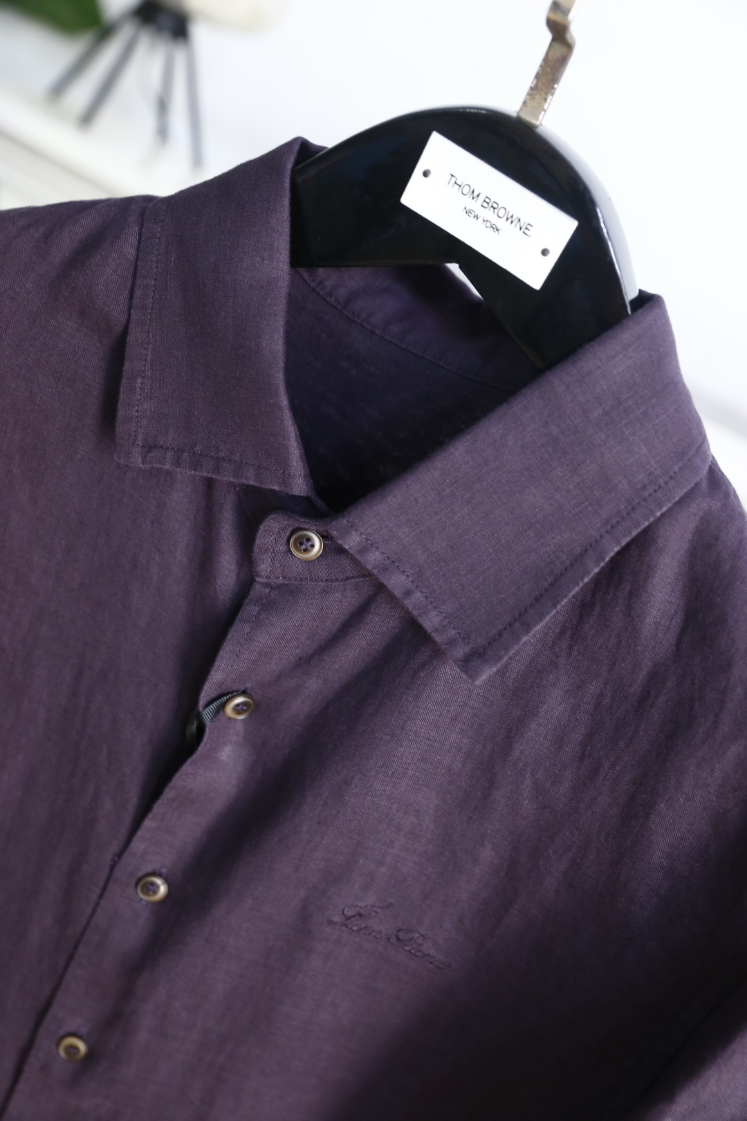 🔥loro Piana.26春夏新品！时尚男士百分百麻棉长袖衬衫采用经典翻领设计，搭配整齐的门襟纽扣，利