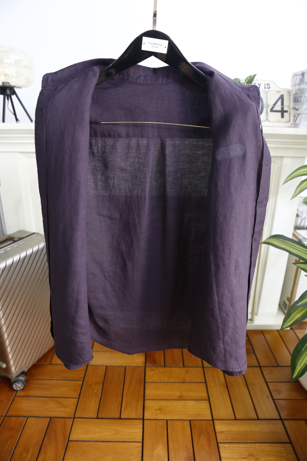 🔥loro Piana.26春夏新品！时尚男士百分百麻棉长袖衬衫采用经典翻领设计，搭配整齐的门襟纽扣，利