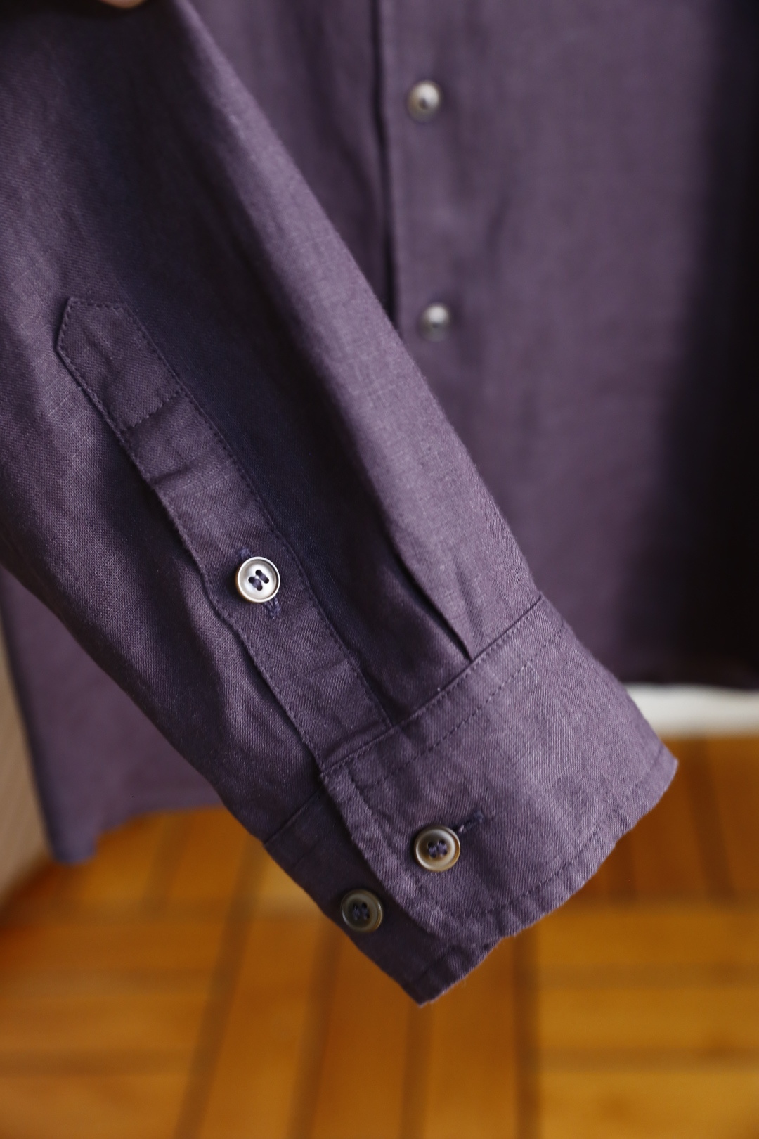 🔥loro Piana.26春夏新品！时尚男士百分百麻棉长袖衬衫采用经典翻领设计，搭配整齐的门襟纽扣，利