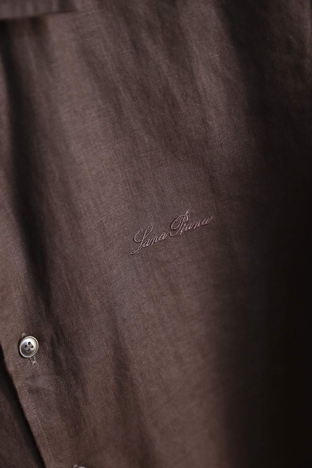 🔥loro Piana.26春夏新品！时尚男士百分百麻棉长袖衬衫采用经典翻领设计，搭配整齐的门襟纽扣，利