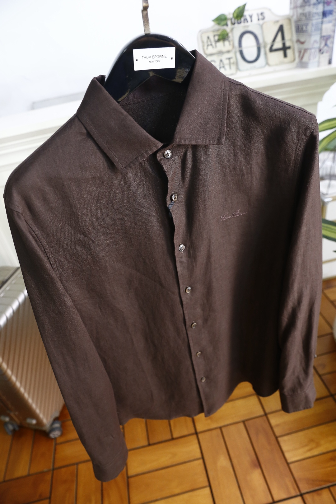 🔥loro Piana.26春夏新品！时尚男士百分百麻棉长袖衬衫采用经典翻领设计，搭配整齐的门襟纽扣，利