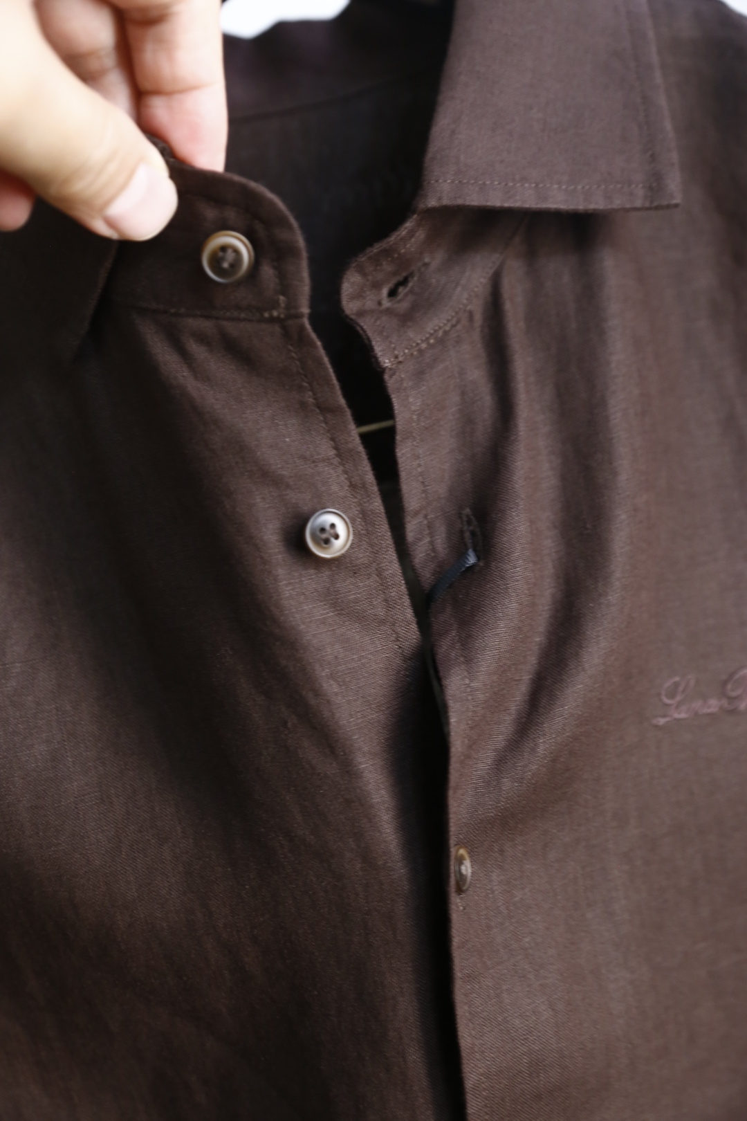 🔥loro Piana.26春夏新品！时尚男士百分百麻棉长袖衬衫采用经典翻领设计，搭配整齐的门襟纽扣，利
