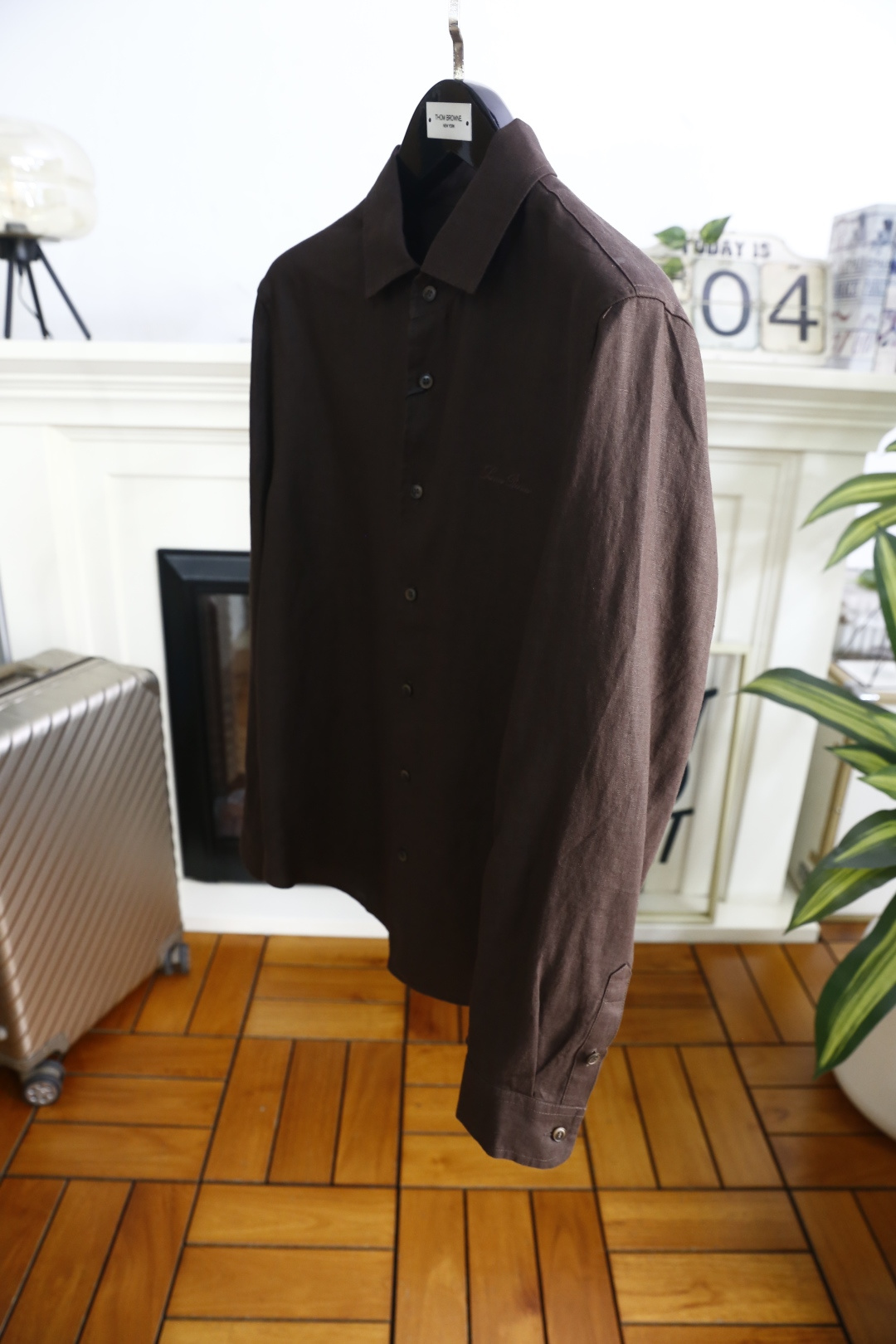 🔥loro Piana.26春夏新品！时尚男士百分百麻棉长袖衬衫采用经典翻领设计，搭配整齐的门襟纽扣，利