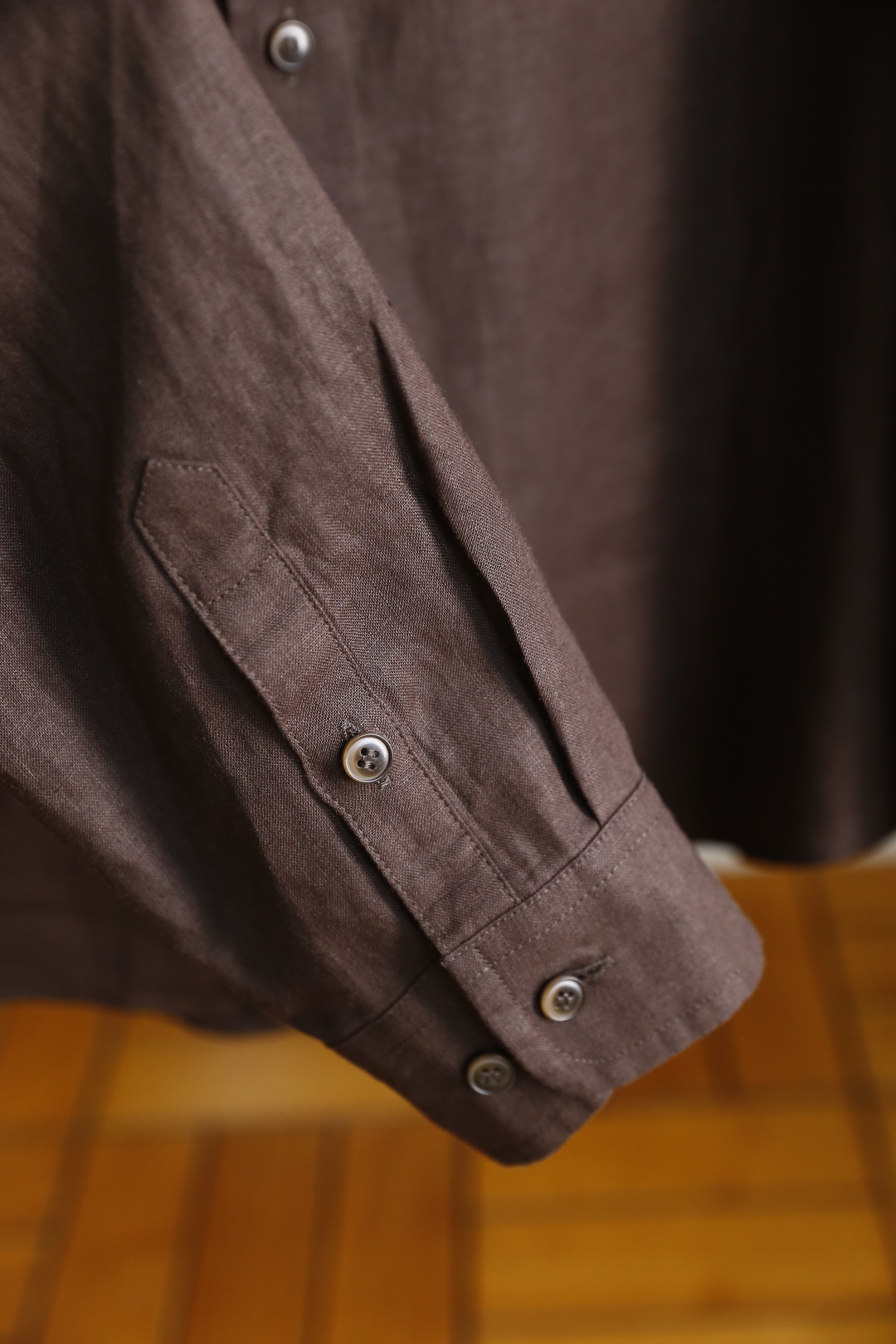 🔥loro Piana.26春夏新品！时尚男士百分百麻棉长袖衬衫采用经典翻领设计，搭配整齐的门襟纽扣，利