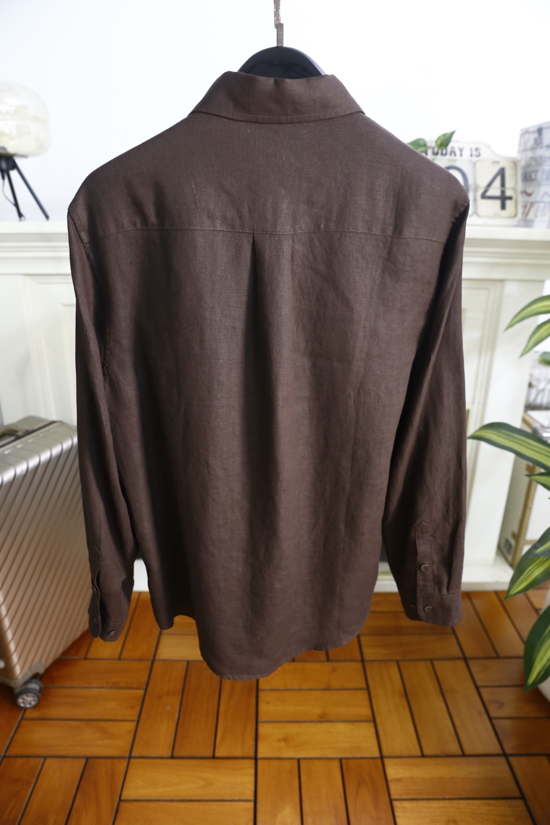 🔥loro Piana.26春夏新品！时尚男士百分百麻棉长袖衬衫采用经典翻领设计，搭配整齐的门襟纽扣，利
