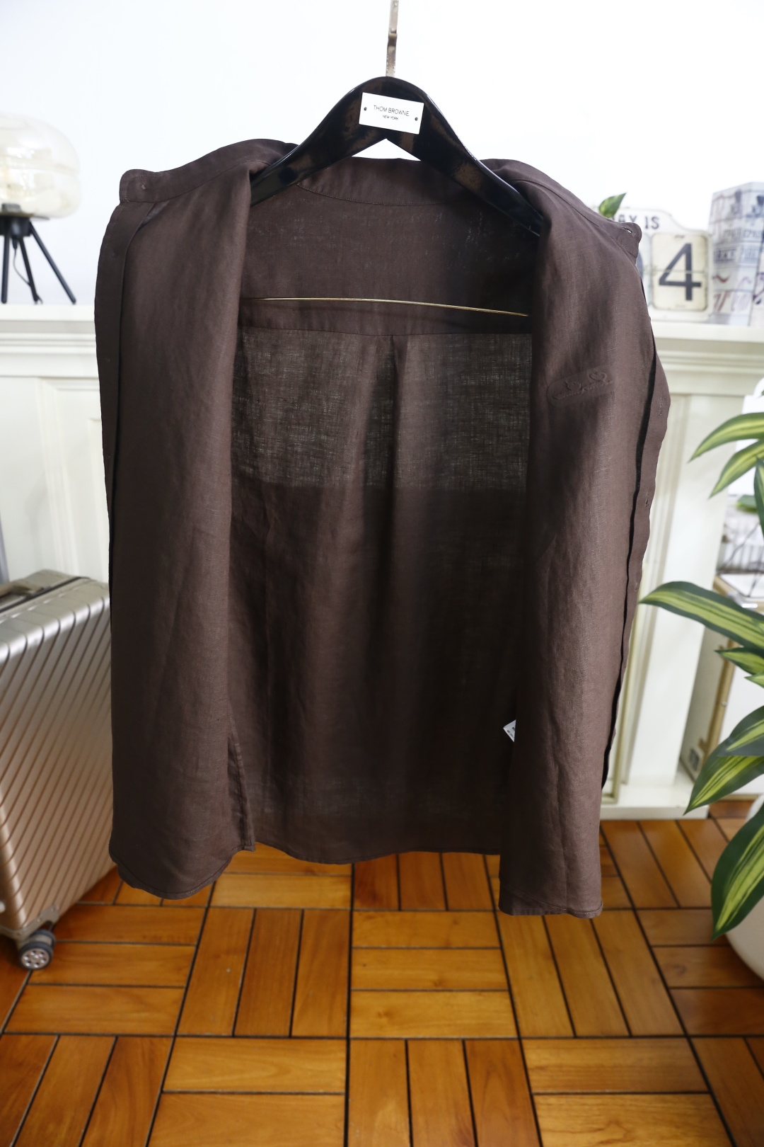 🔥loro Piana.26春夏新品！时尚男士百分百麻棉长袖衬衫采用经典翻领设计，搭配整齐的门襟纽扣，利