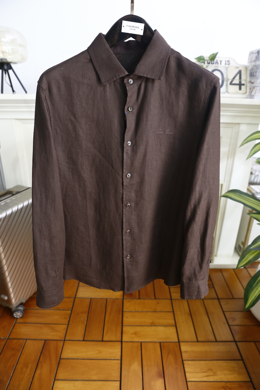 🔥loro Piana.26春夏新品！时尚男士百分百麻棉长袖衬衫采用经典翻领设计，搭配整齐的门襟纽扣，利
