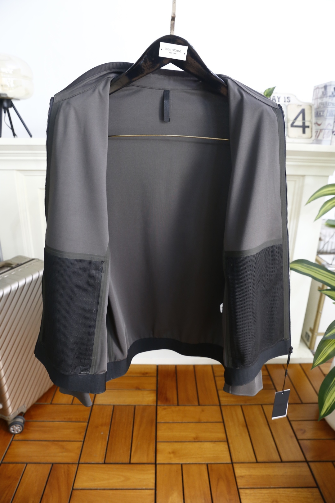 🔥loro Piana.26春夏新款🆕时尚男士百搭翻领夹克采用简约利落的剪裁设计，线条流畅自然，勾勒出利