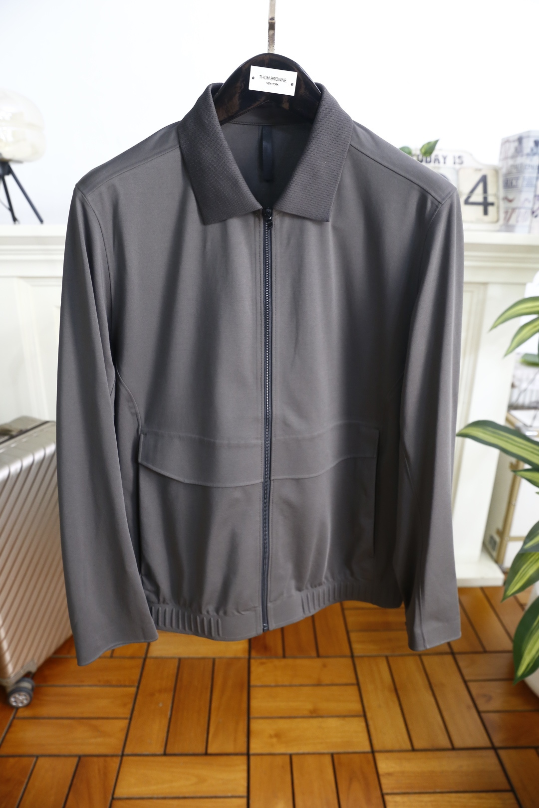 🔥loro Piana.26春夏新款🆕时尚男士百搭翻领夹克采用简约利落的剪裁设计，线条流畅自然，勾勒出利