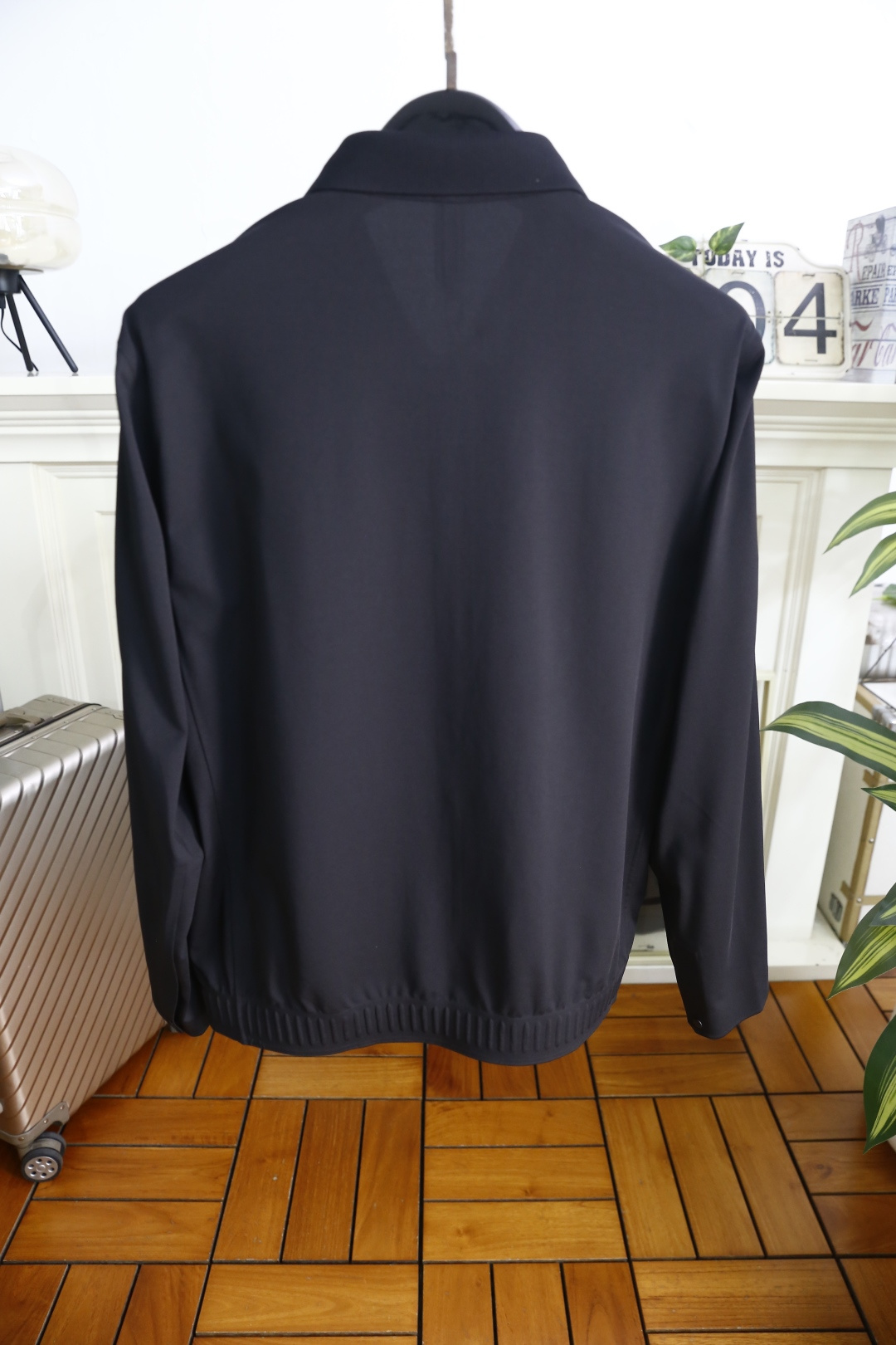 🔥loro Piana.26春夏新款🆕时尚男士百搭翻领夹克采用简约利落的剪裁设计，线条流畅自然，勾勒出利